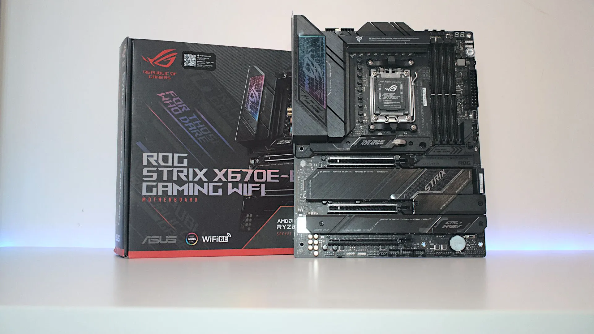 Bo mạch chủ ASUS ROG Strix X670E-E Gaming WiFi, ví dụ về cách đặt tên phức tạp của các nhà sản xuất linh kiện PC
