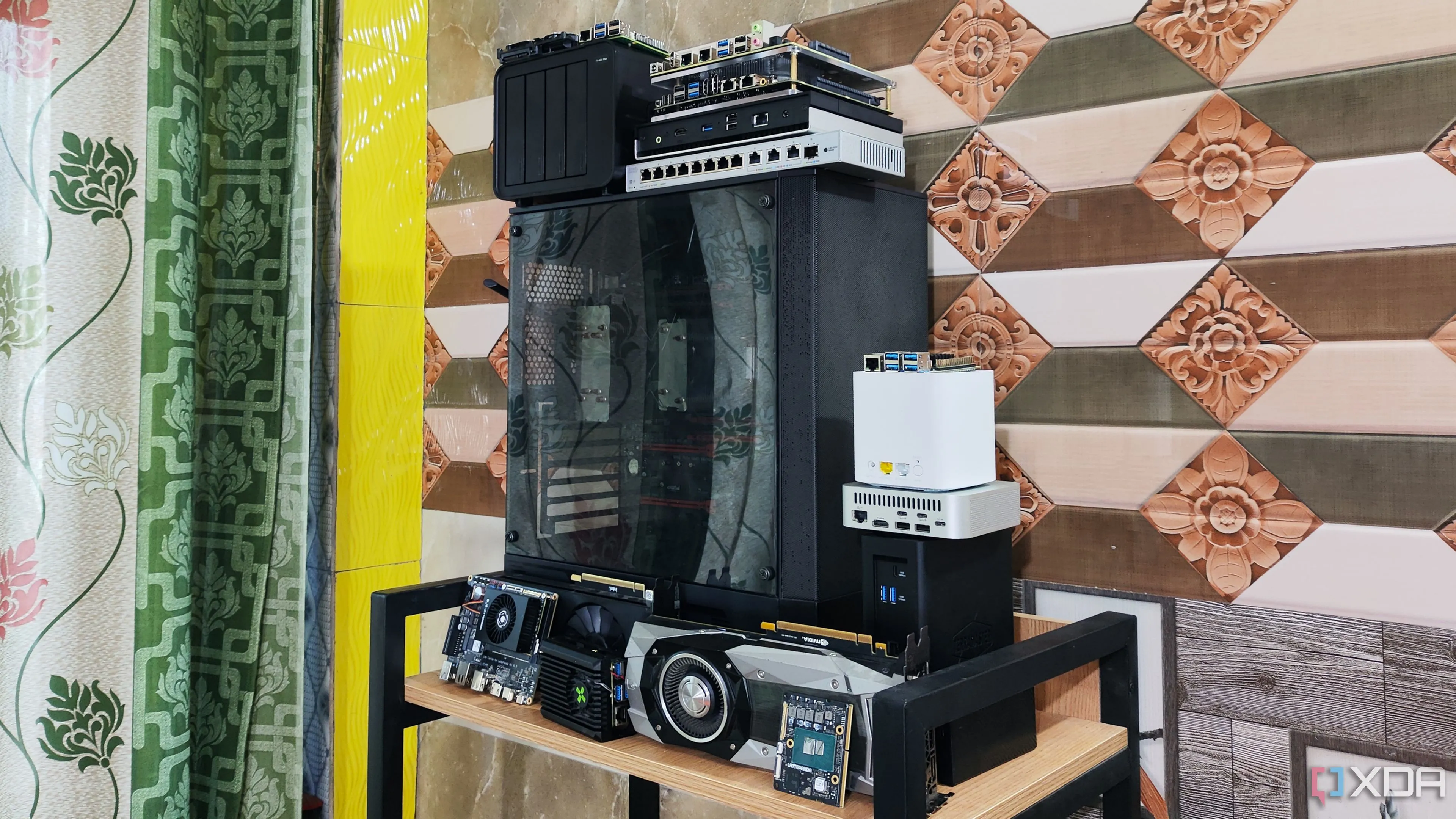 Bộ thiết bị home lab nhỏ gọn với các thiết bị máy tính và màn hình
