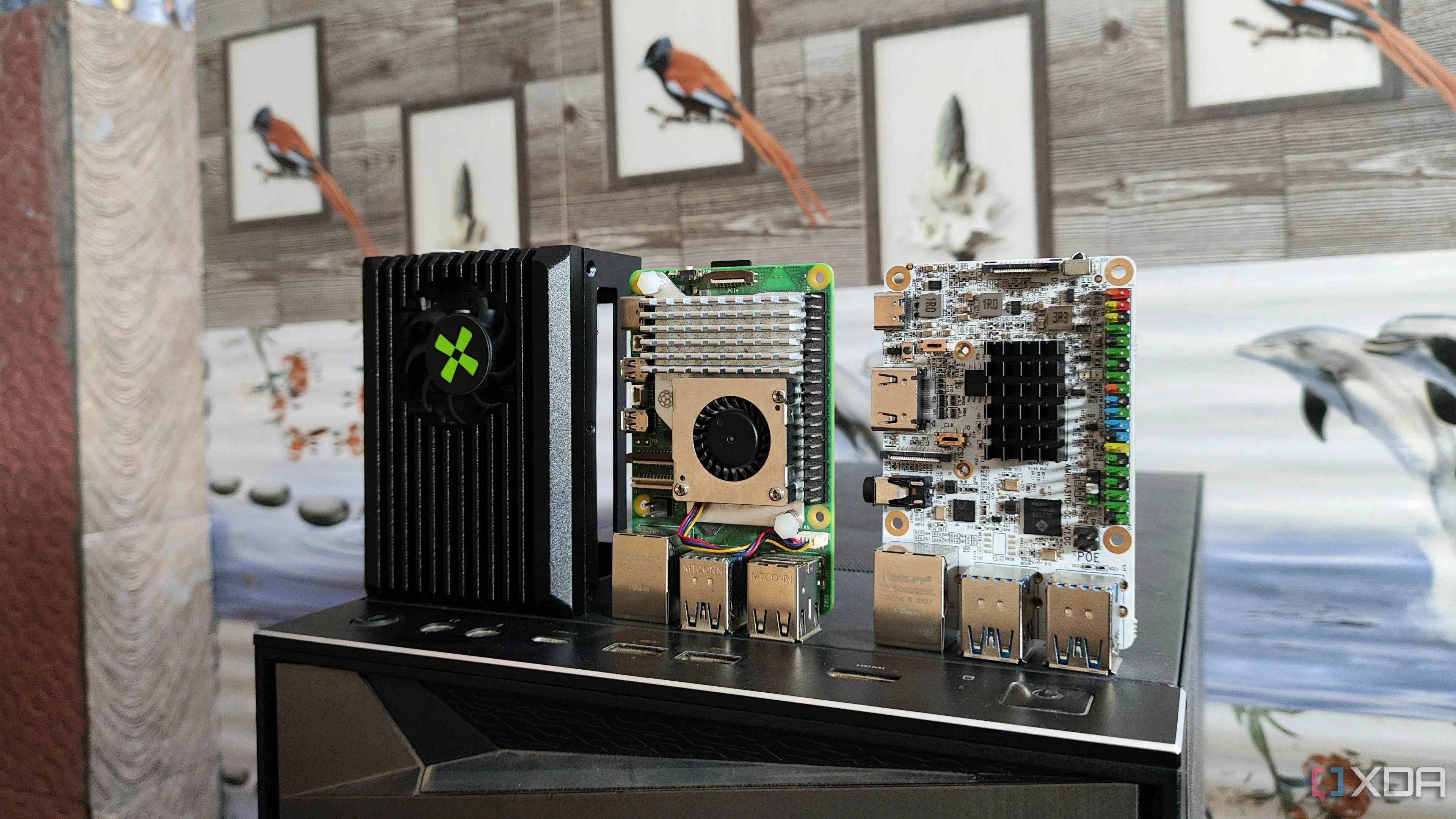 Các máy tính bo mạch đơn (SBC) như Raspberry Pi 5, Radxa X4 và Libre Computer Alta nằm trên một chiếc PC, thể hiện sự đa dạng của phần cứng home lab cấu hình thấp.