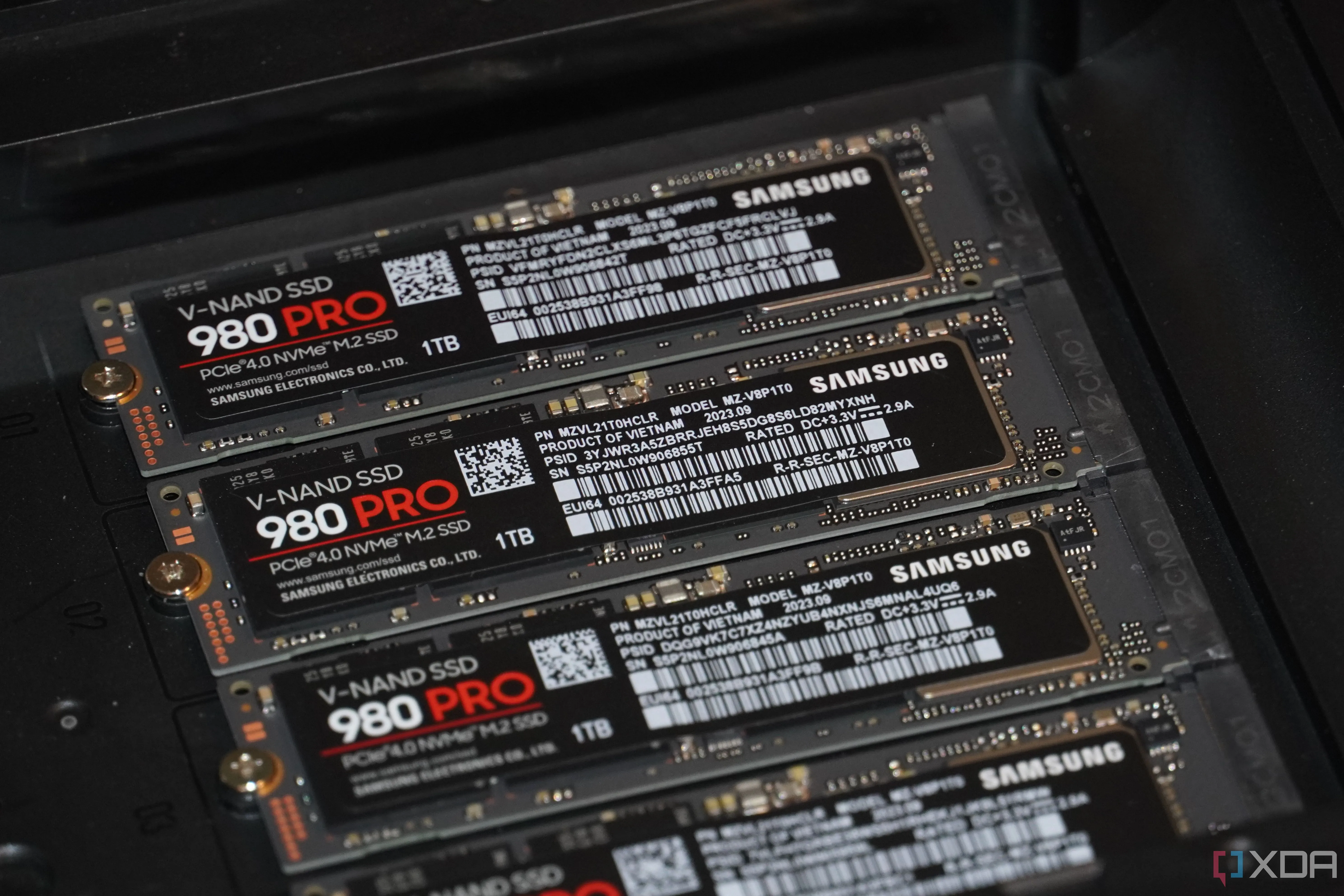 Các ổ SSD Samsung được cài đặt bên trong thiết bị lưu trữ NAS Ugreen