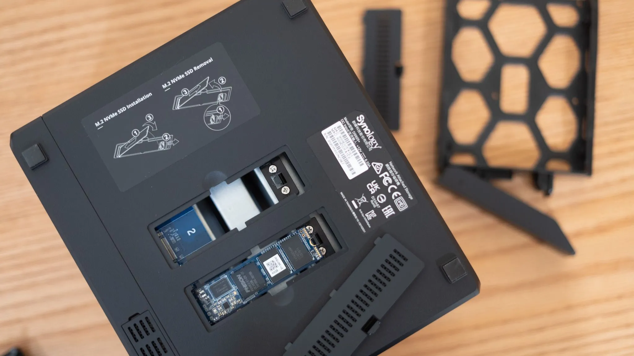 Cận cảnh các khe cắm NVMe trên thiết bị NAS Synology DS925+ giúp tăng tốc độ truy xuất và chia sẻ dữ liệu lớn.