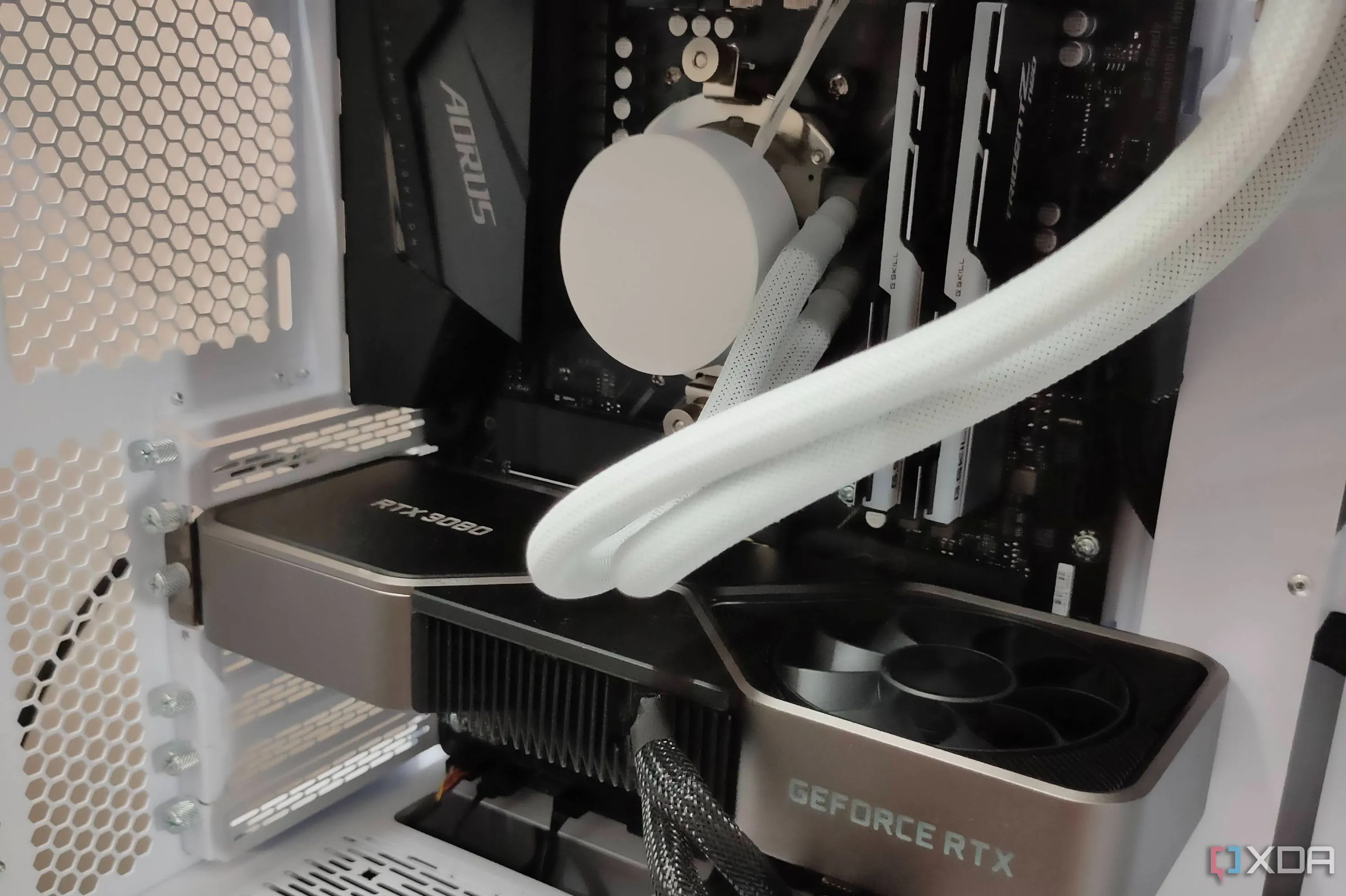 Cận cảnh card đồ họa GeForce RTX 3080 FE bên trong PC gaming màu trắng