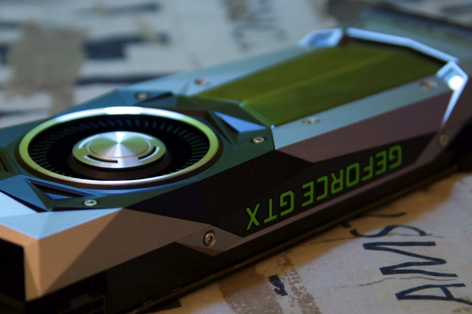 Cận cảnh card đồ họa GTX 1070 Founder's Edition, minh họa các linh kiện PC có thể nâng cấp