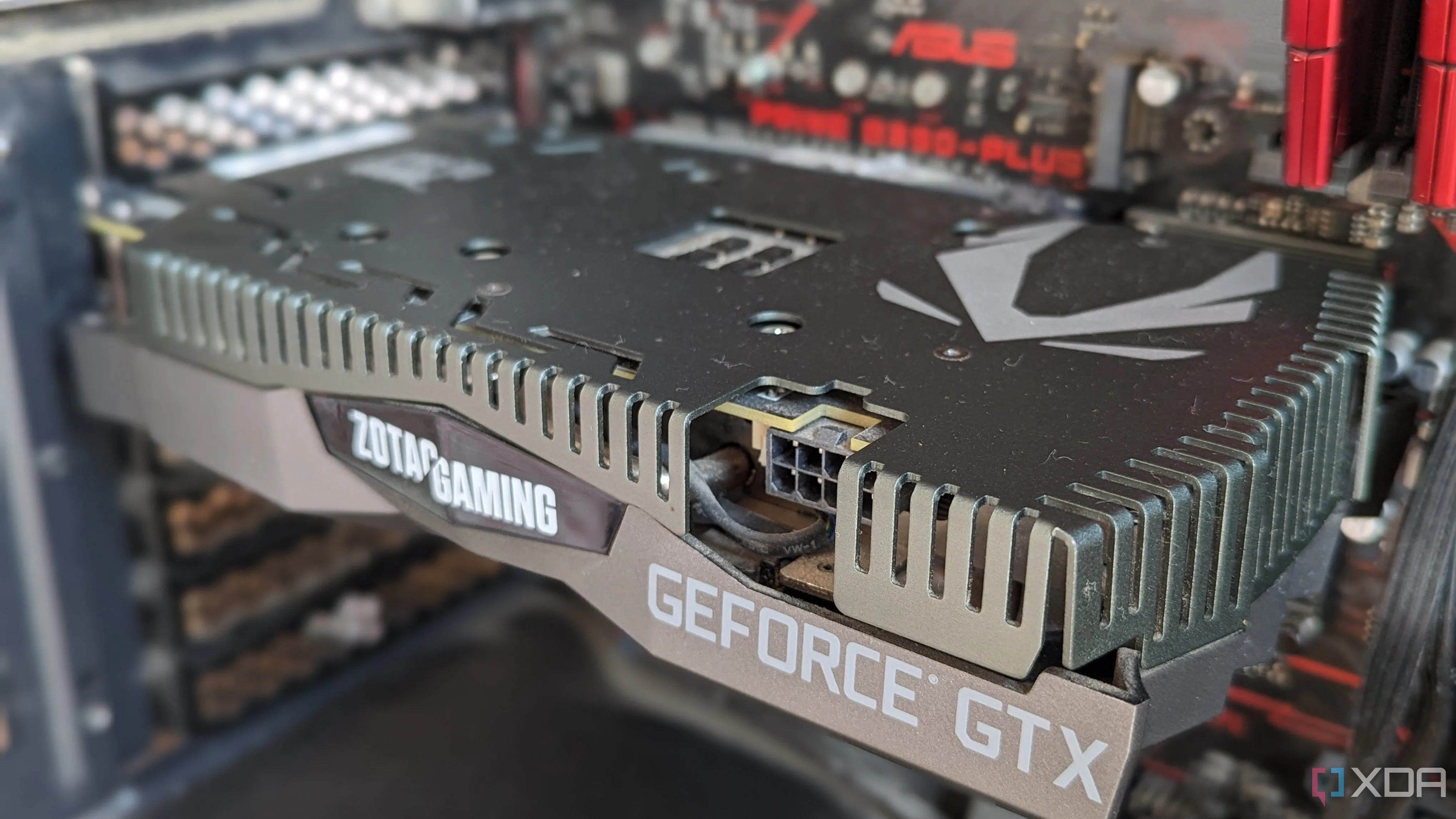 Cận cảnh card đồ họa GTX 1660 Ti đang hoạt động trong bộ máy tính chơi game