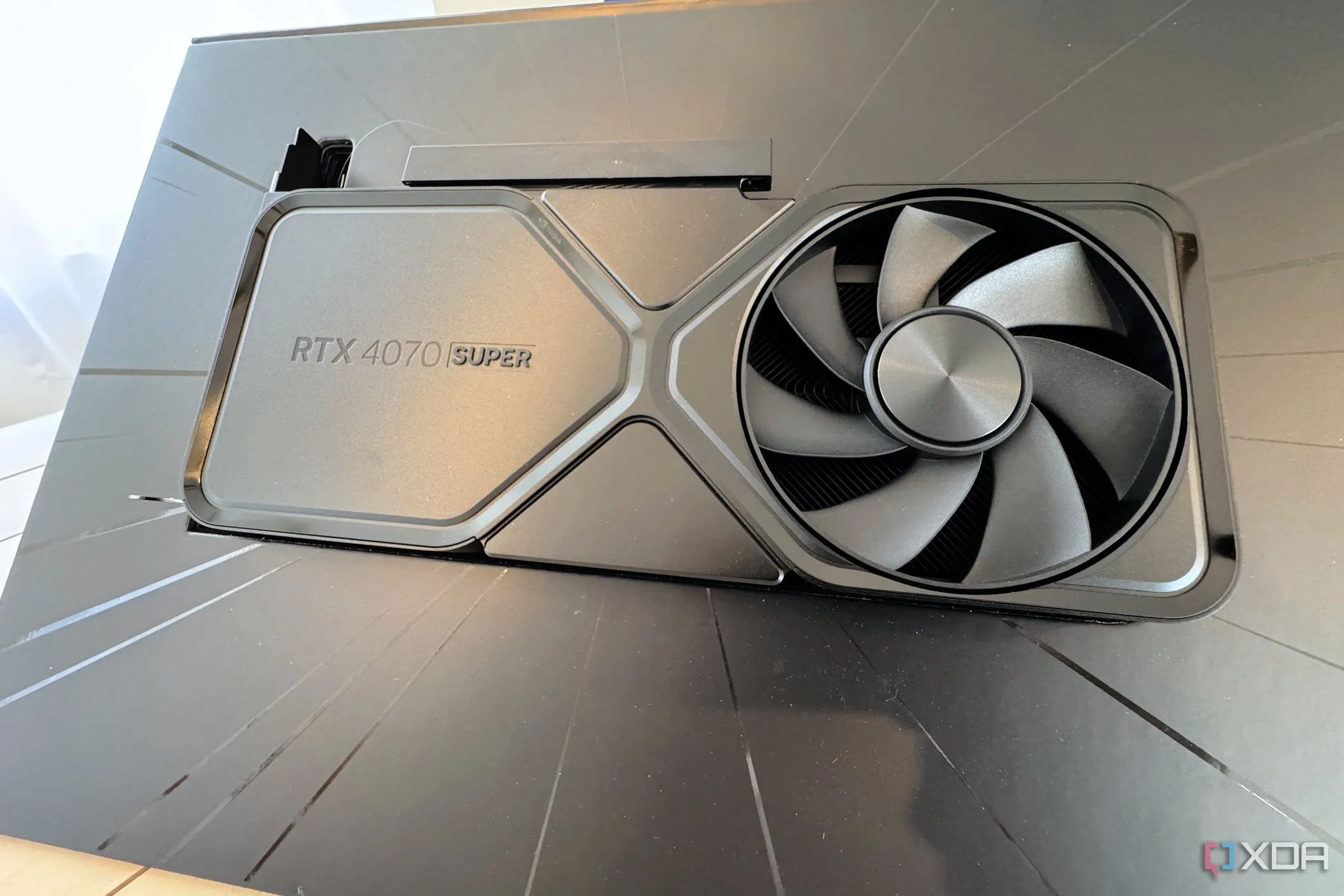 Card đồ họa Nvidia GeForce RTX 4070 Super Founders Edition trong hộp sản phẩm