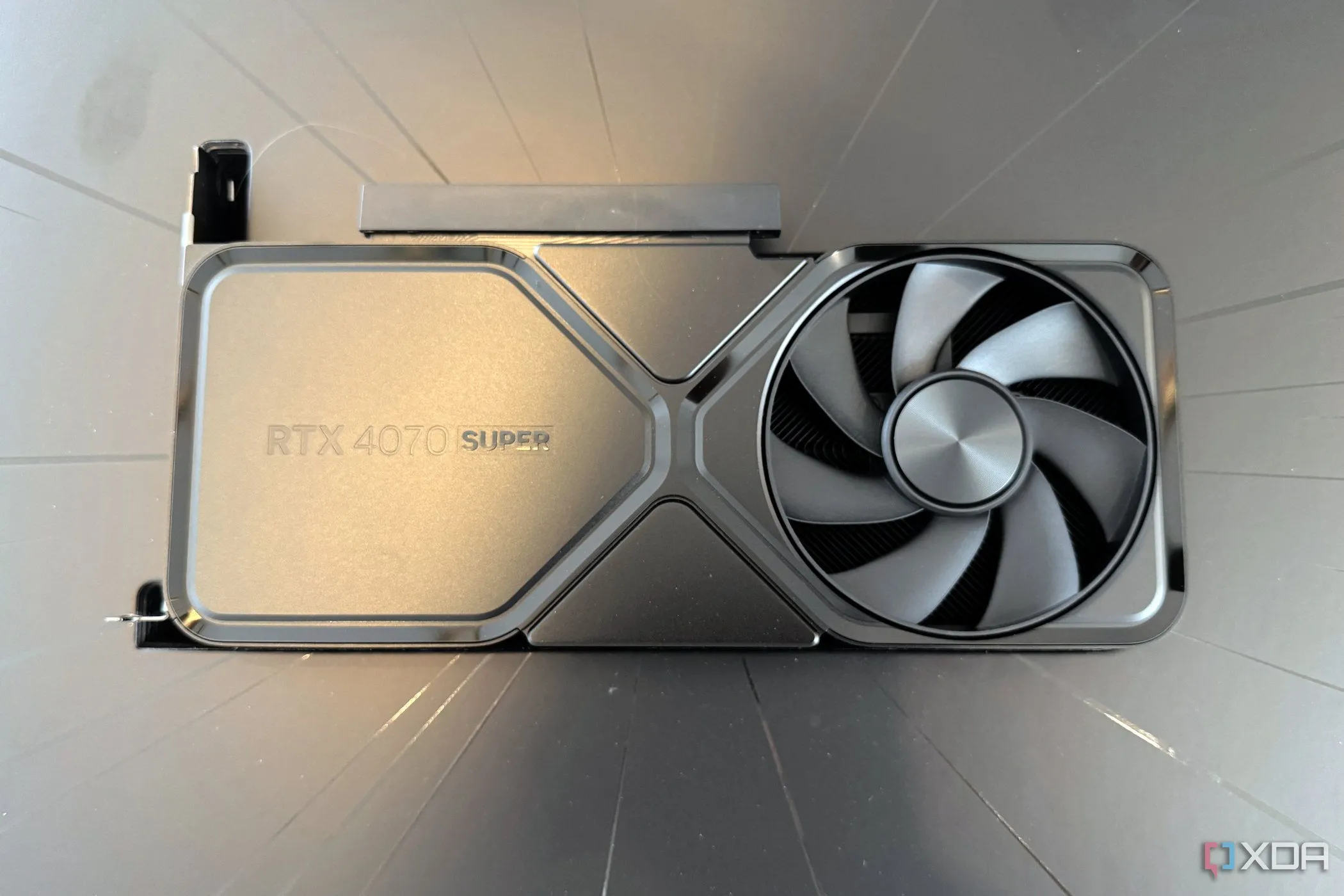 Card đồ họa NVIDIA GeForce với thiết kế hiện đại, biểu tượng của hiệu năng cao