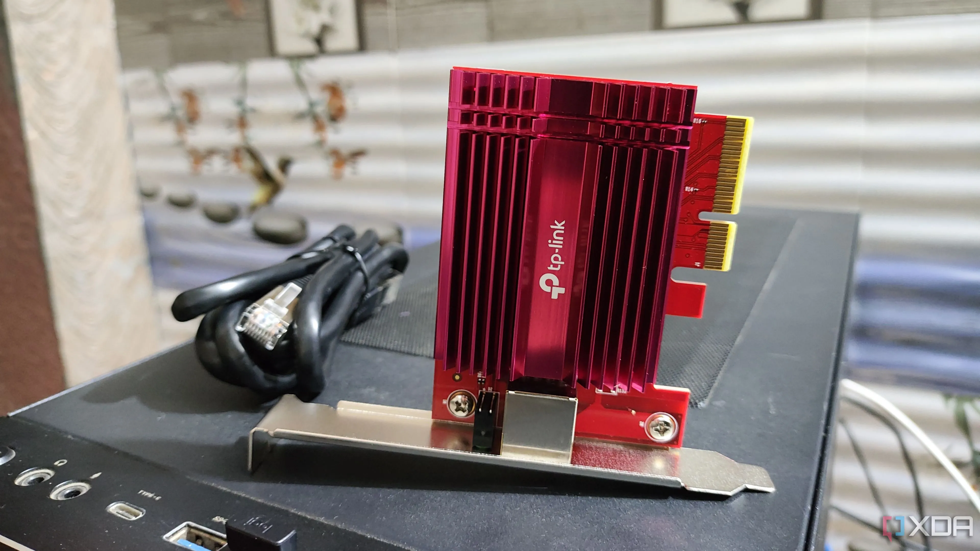 Card mạng 10GbE NIC nằm trên vỏ case PC, biểu tượng cho việc tăng cường tốc độ kết nối mạng