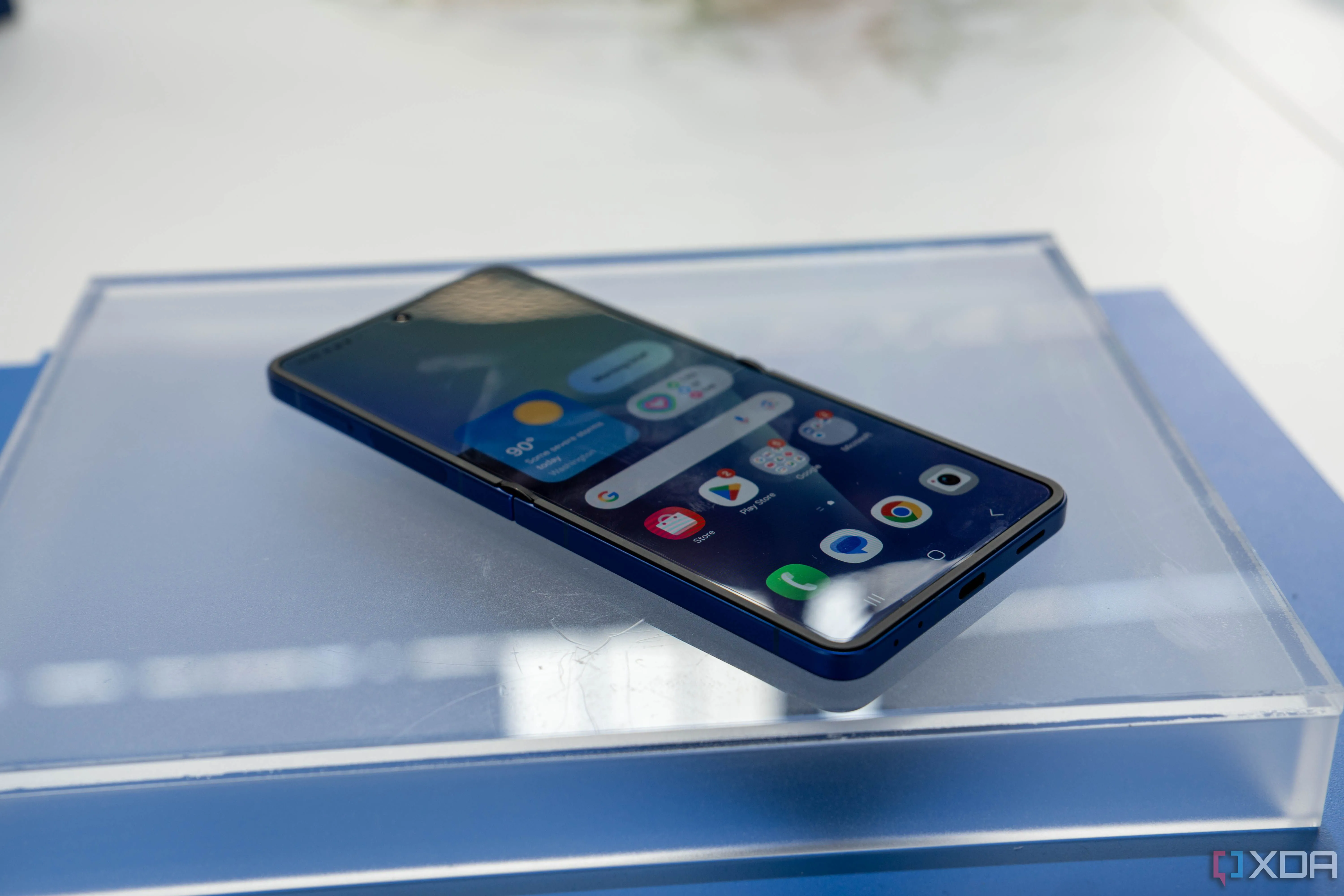 Điện thoại Samsung Galaxy Z Flip 7 đang mở màn hình bên trong, nằm phẳng trên bàn, thể hiện sự cao cấp nhưng giá trị chưa tương xứng