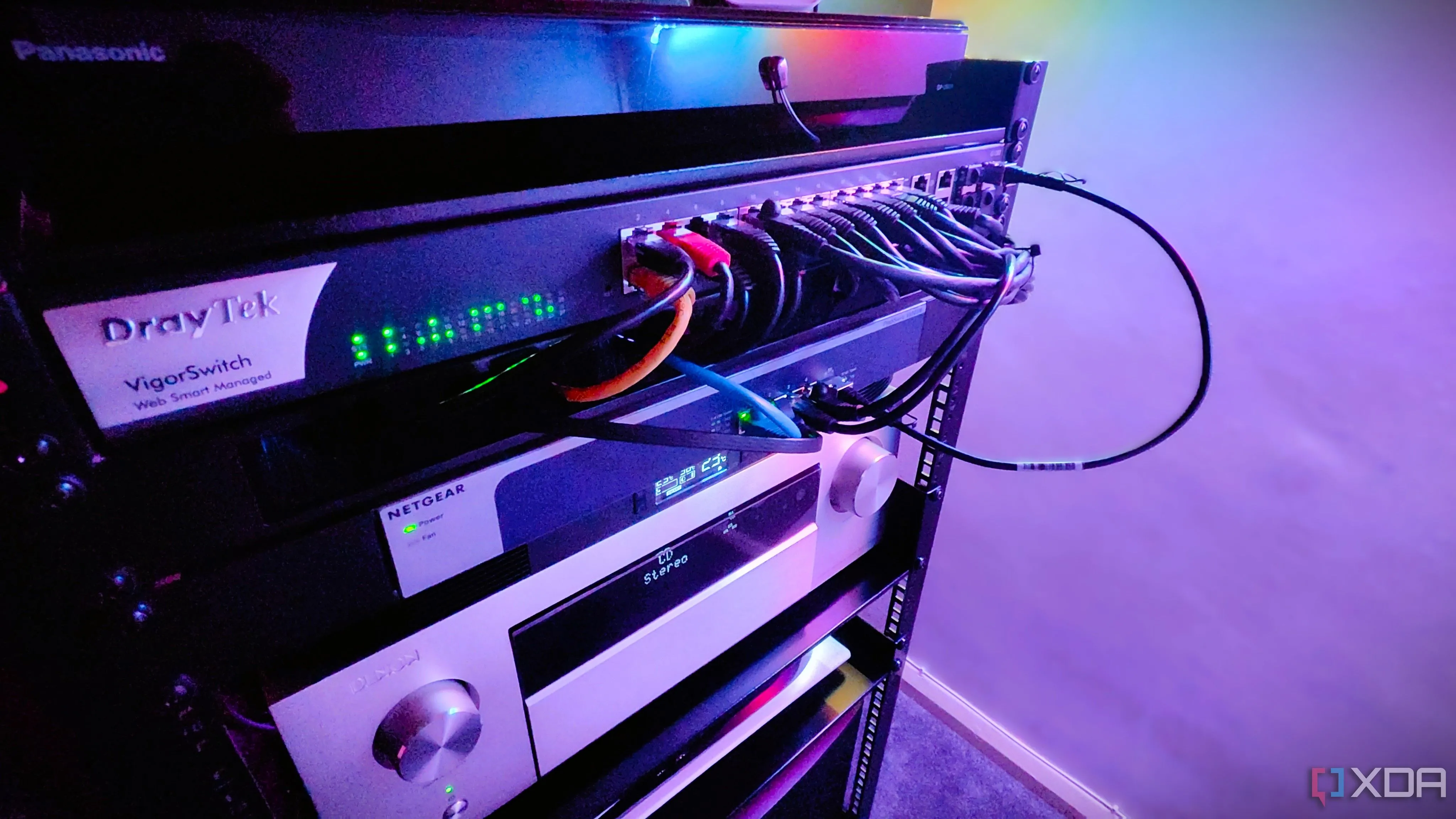 Giá đỡ thiết bị mạng với các bộ chuyển mạch và thiết bị AVR, tượng trưng cho khả năng truy cập mạng của ổ đĩa ảo