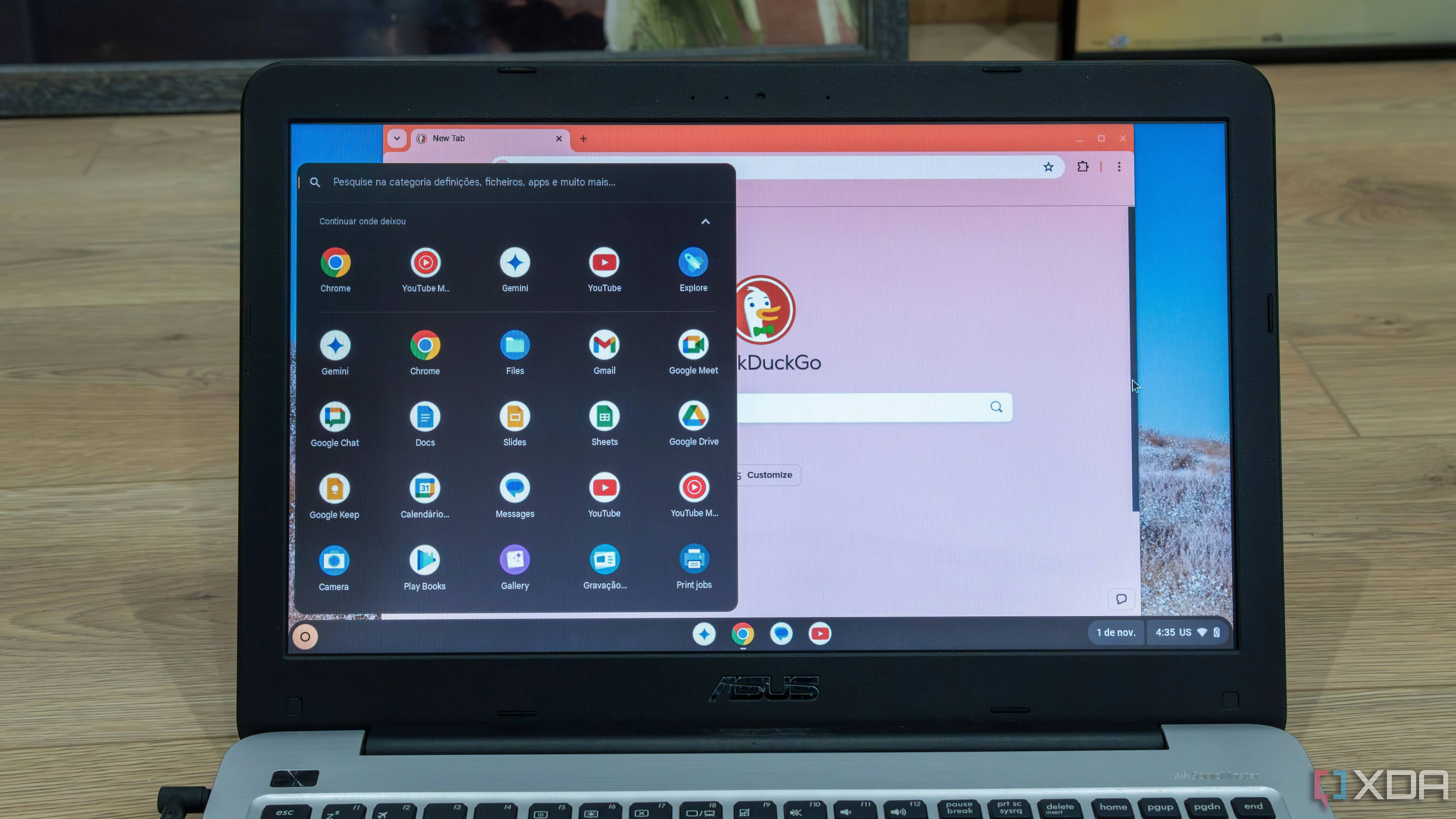 Giao diện Chrome OS đầy đủ với trình duyệt Chrome và trình khởi chạy ứng dụng, chạy mượt mà trên laptop cũ sau khi cài đặt