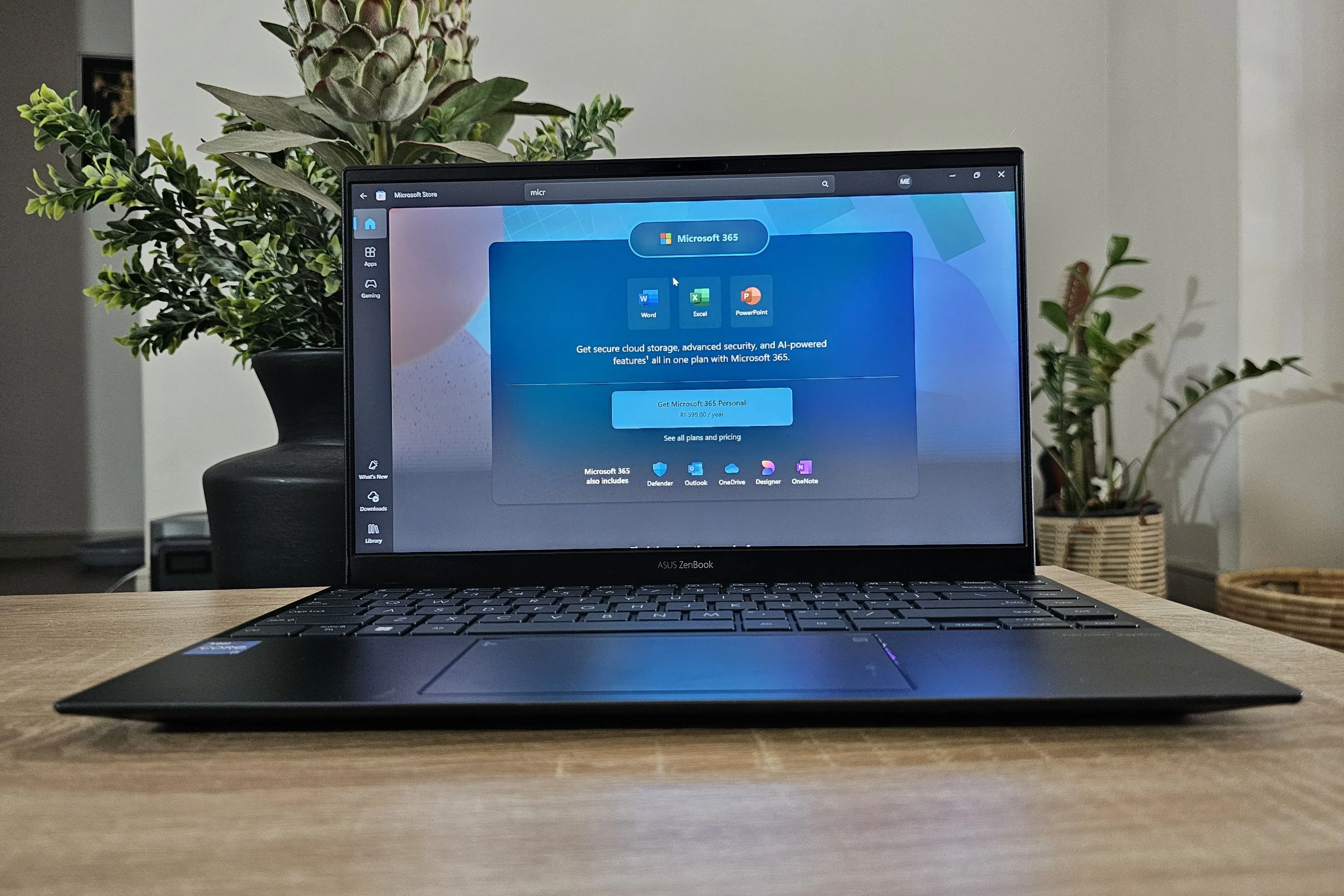 Giao diện cửa hàng Microsoft 365 trên laptop với nhiều ứng dụng