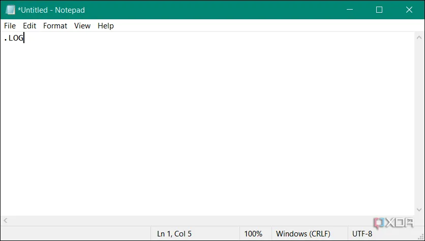 Giao diện Notepad hiển thị văn bản .LOG viết hoa để bắt đầu tạo nhật ký có dấu thời gian