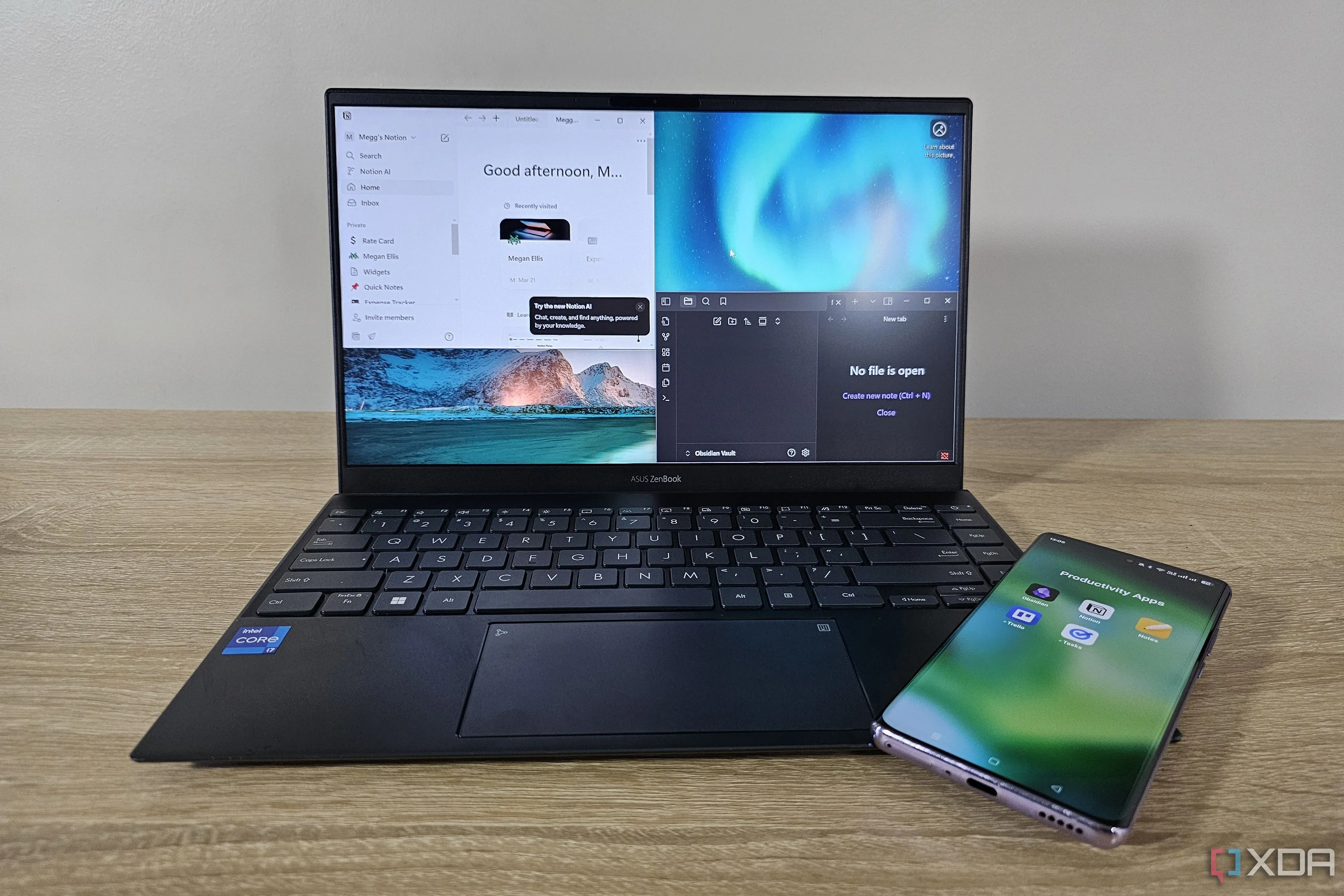 Giao diện Notion và Obsidian trên laptop, cùng điện thoại hiển thị ứng dụng năng suất, minh họa các công cụ làm việc hiệu quả