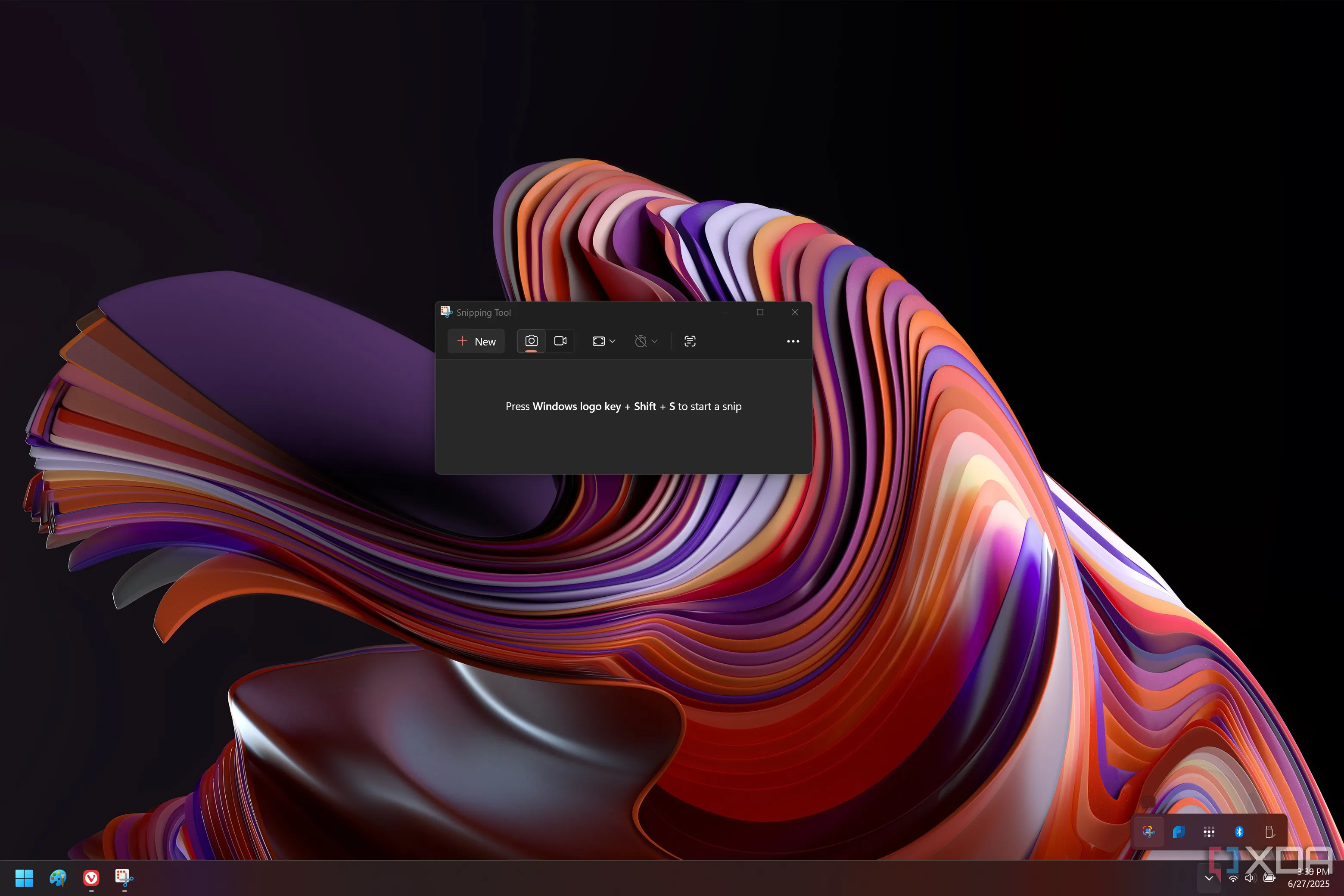 Giao diện Snipping Tool trên Windows 11 với biểu tượng Snipping Lens ở khay hệ thống