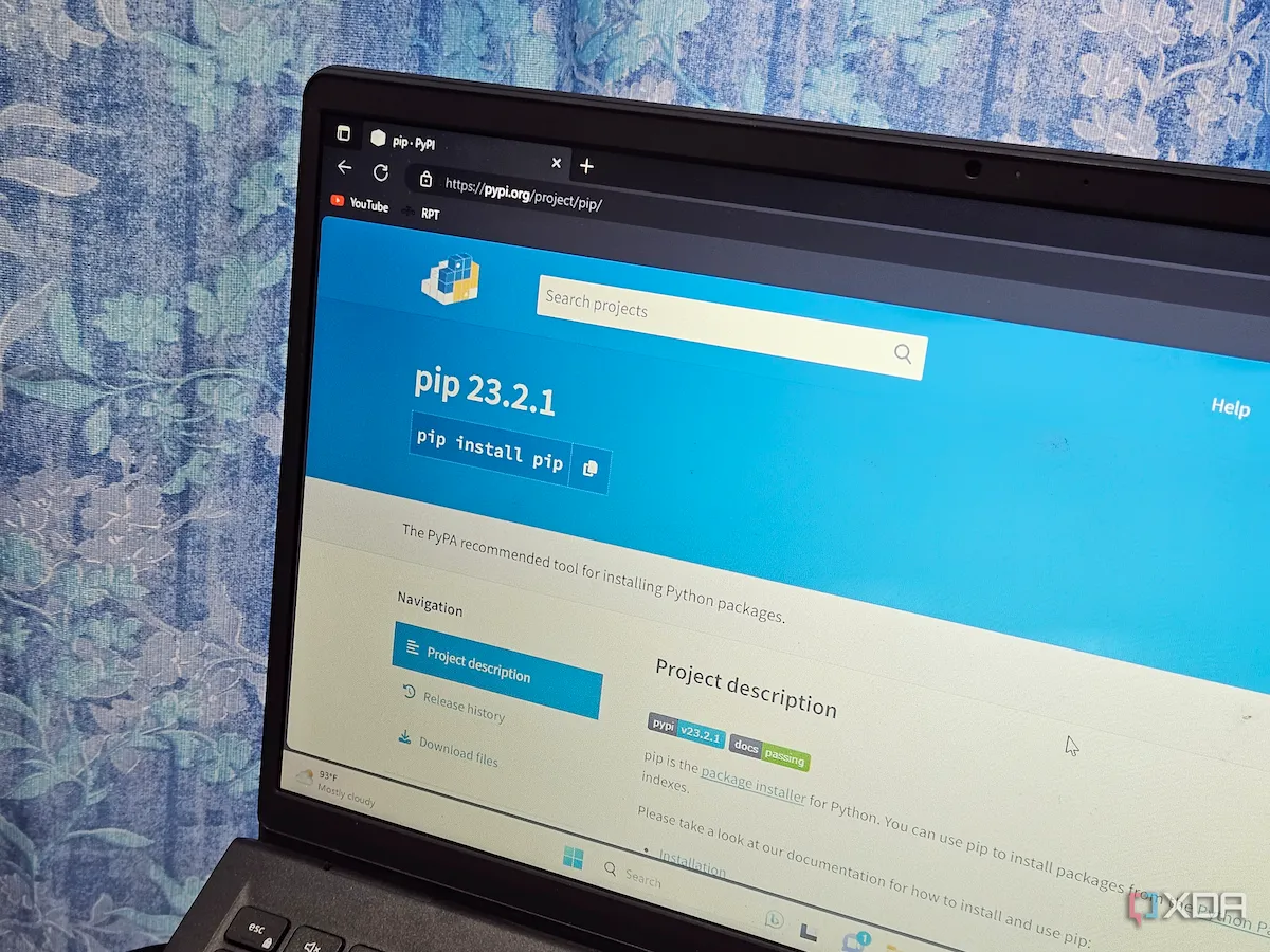 Giao diện trang web Python Package Index (PyPI) trên trình duyệt máy tính xách tay, minh họa quá trình cài đặt pip cho Python.