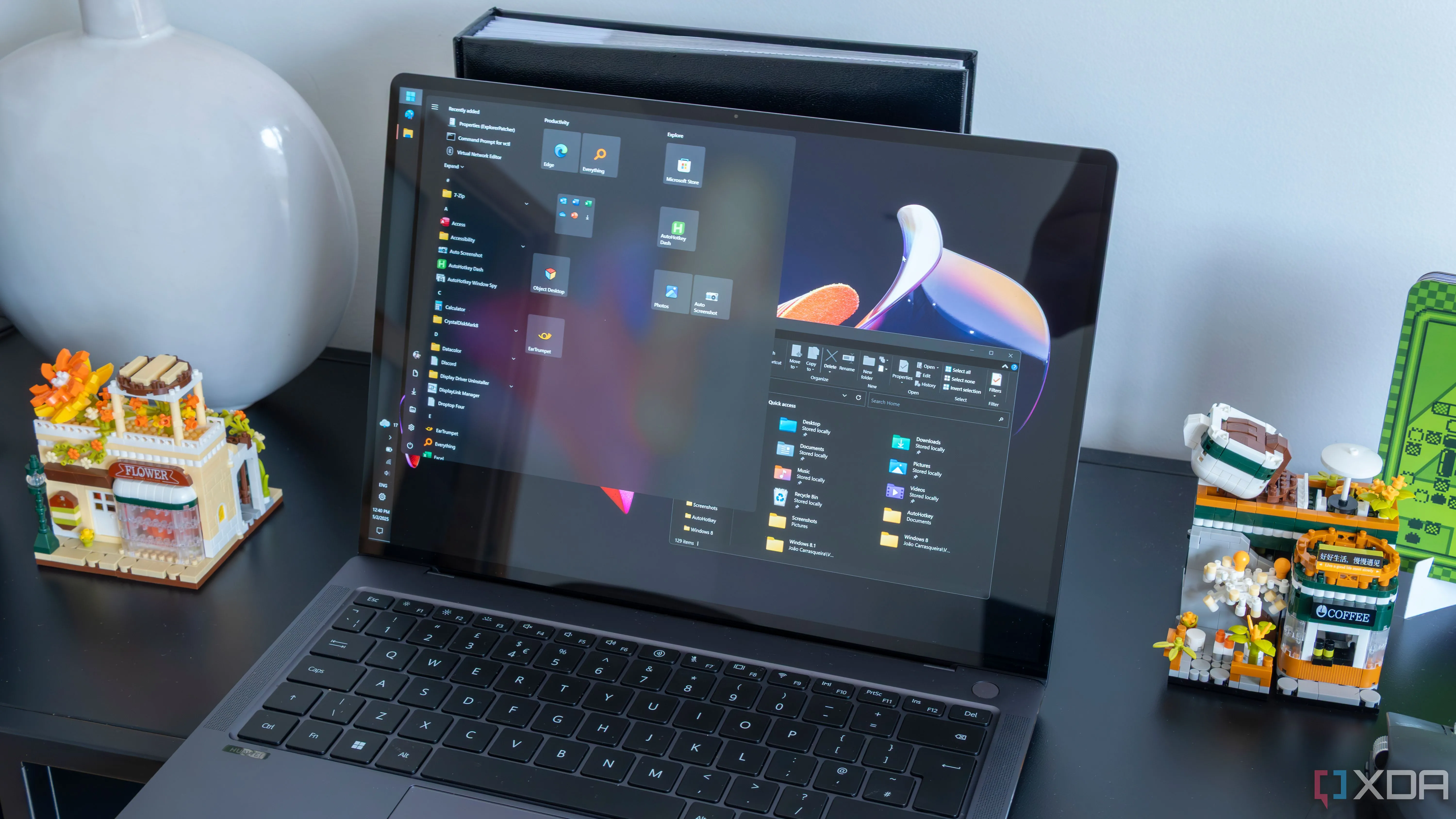 Giao diện Windows 11 chạy ExplorerPatcher với menu Start kiểu Windows 10 và thanh tác vụ được tùy chỉnh.