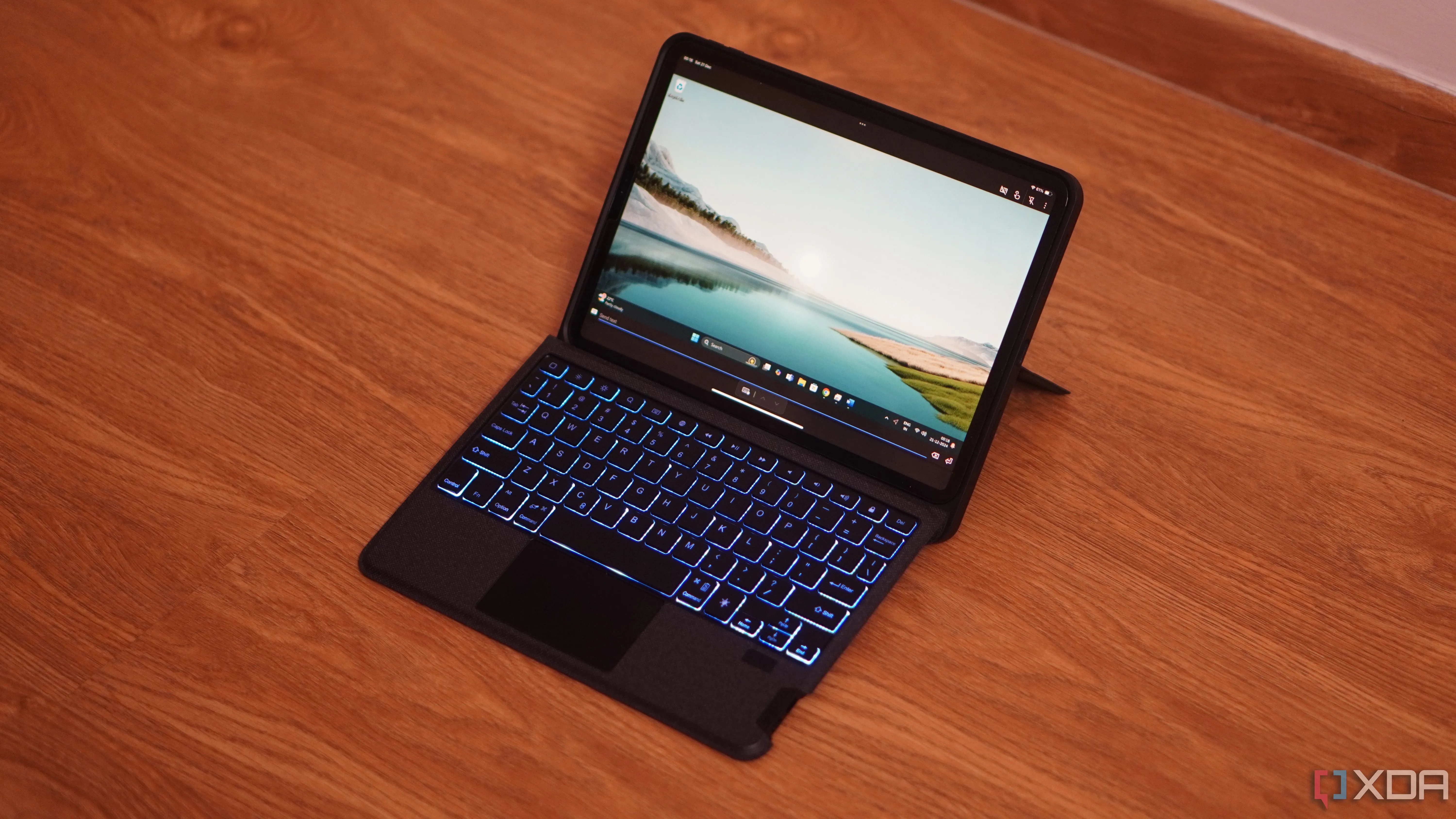 Giao diện Windows 11 đang chạy trên iPad, minh họa khả năng sử dụng hệ điều hành Windows trên nhiều thiết bị Apple khác nhau thông qua các giải pháp máy ảo hoặc truy cập từ xa