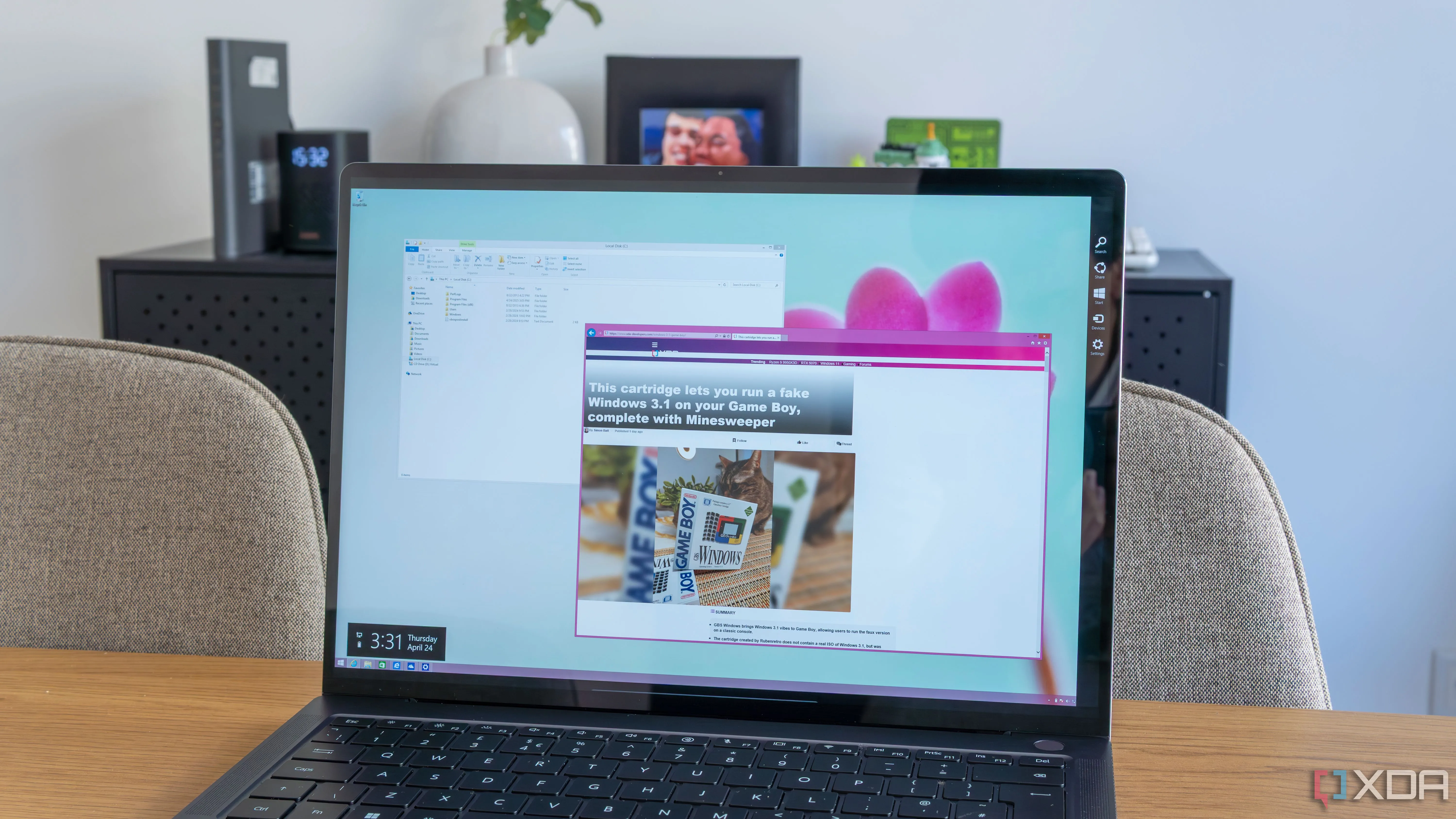 Giao diện Windows 8.1 trên máy tính xách tay với File Explorer, Internet Explorer và Charms bar, thể hiện sự tối ưu cảm ứng