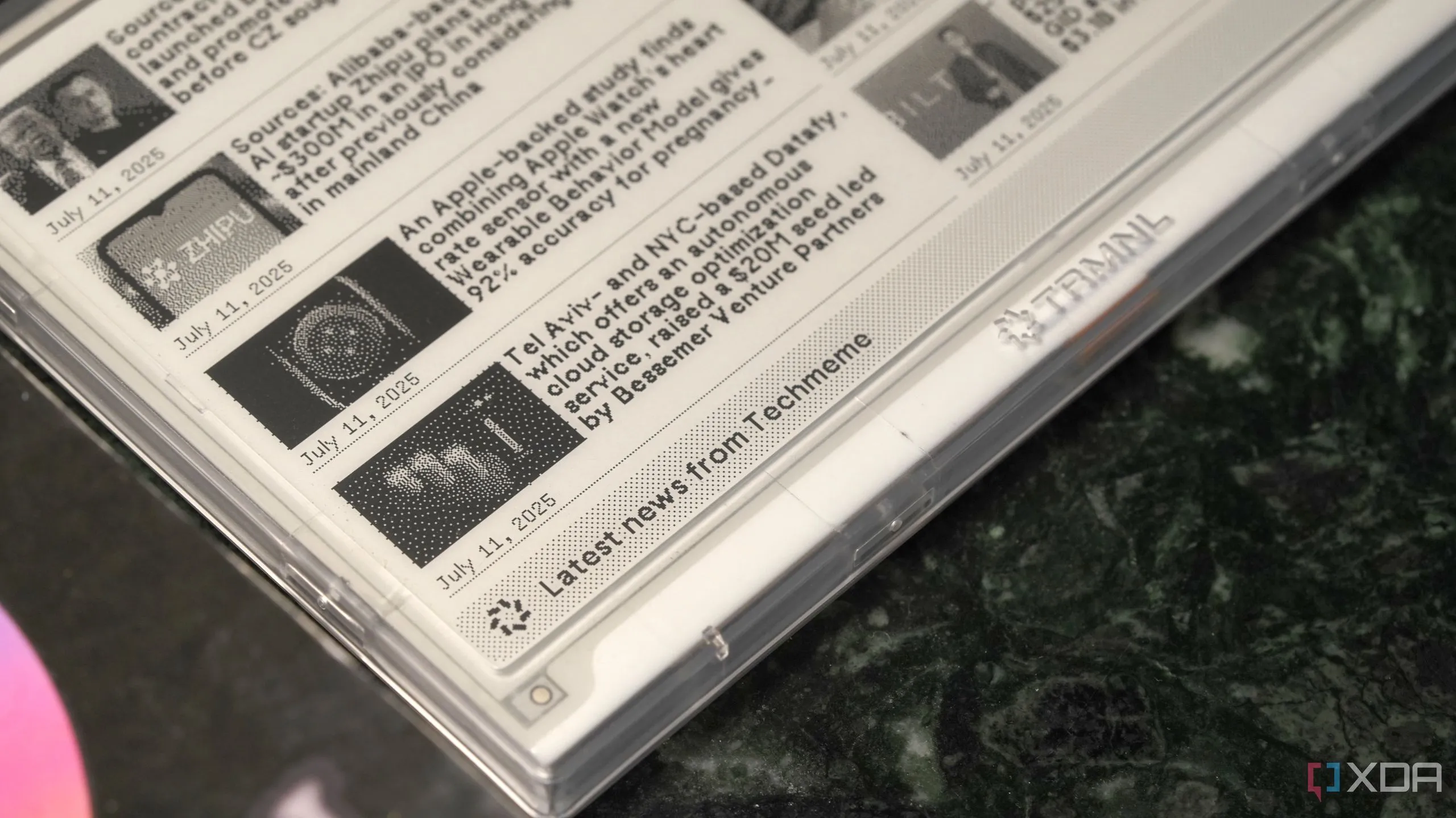 Góc màn hình e-ink TRMNL hiển thị tin tức mới nhất, minh họa khả năng cập nhật tự động và hiển thị nhiều thông tin