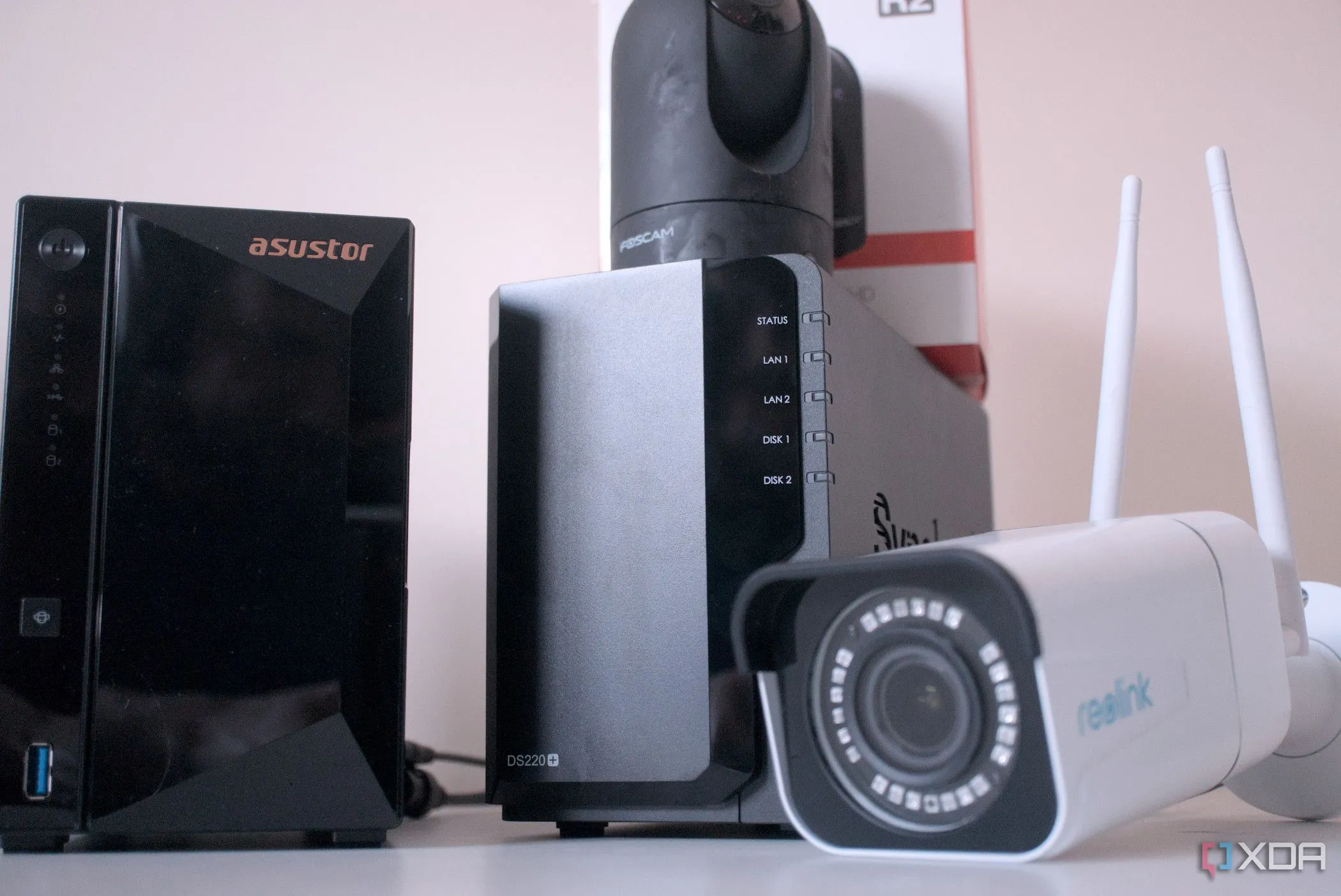 Hệ thống camera giám sát kết nối với NAS, minh họa khả năng theo dõi an ninh ngôi nhà từ xa qua thiết bị lưu trữ mạng.