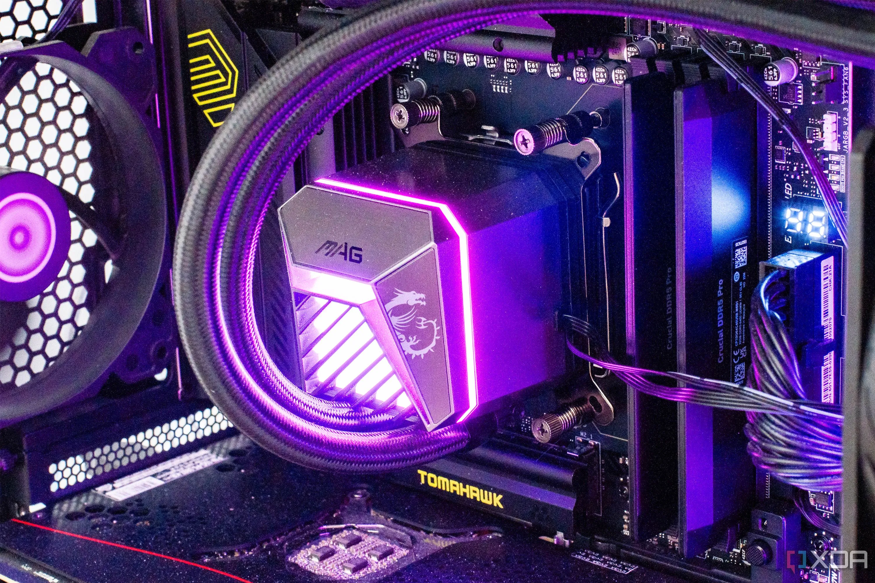 Hệ thống tản nhiệt nước AIO cho CPU, minh họa nguyên lý làm mát các linh kiện máy tính