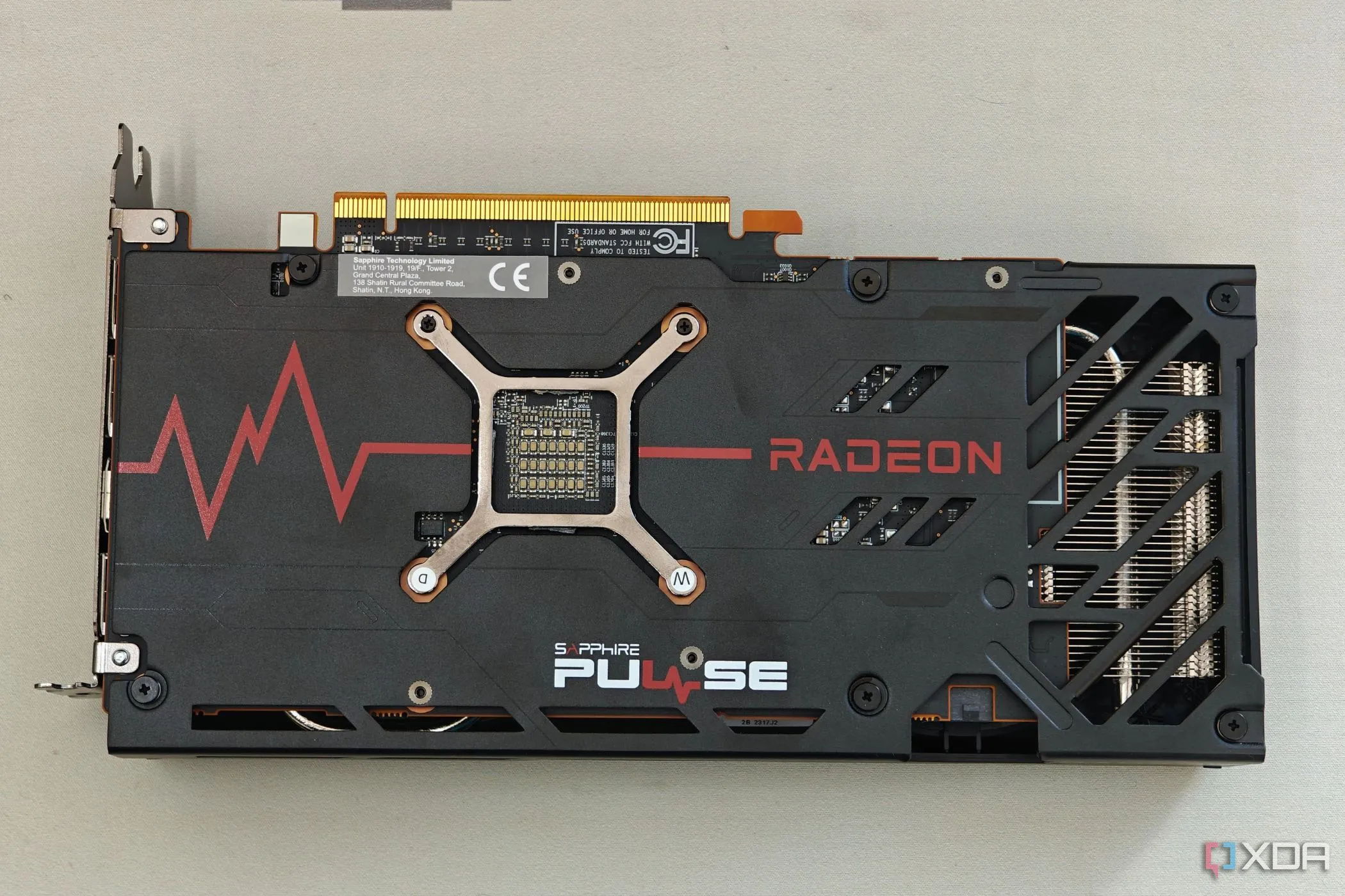 Hình ảnh cận cảnh mặt sau (backplate) của card đồ họa AMD Radeon RX 7600 Pulse OC