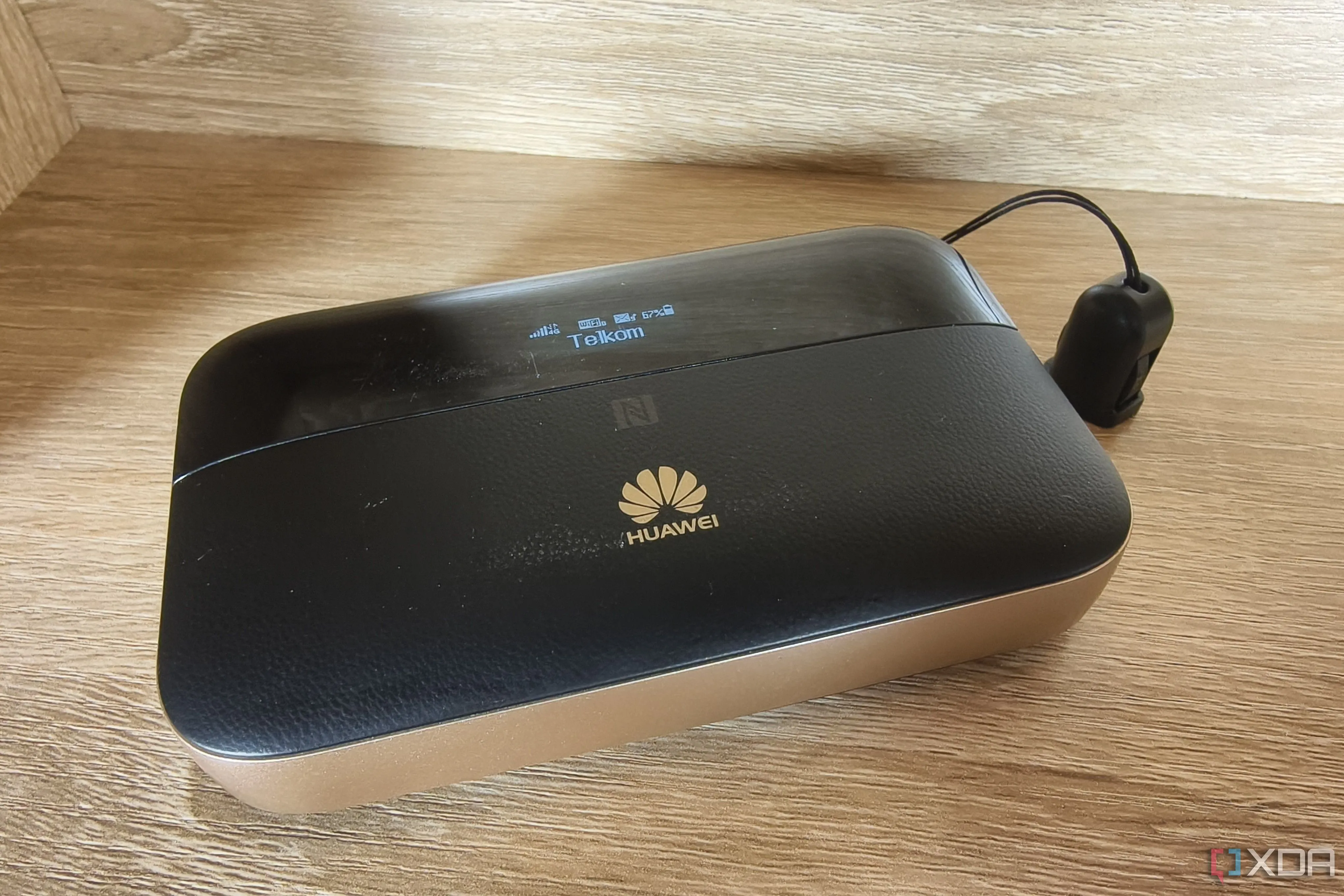 Hình ảnh cận cảnh một bộ định tuyến di động Huawei, minh họa thiết bị phát 4G LTE mang lại kết nối nhanh hơn Wi-Fi công cộng