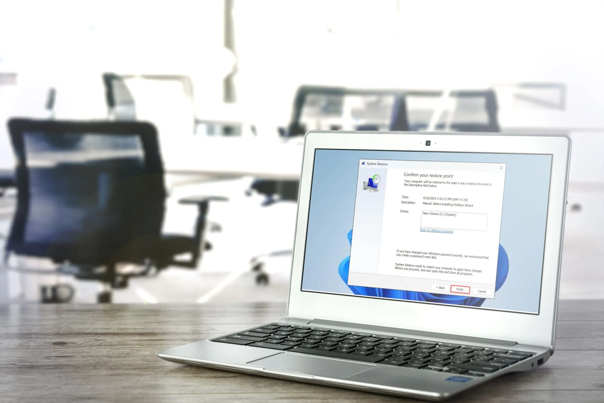 Hình ảnh cửa sổ System Restore trên laptop Windows, minh họa tính năng khôi phục hệ thống