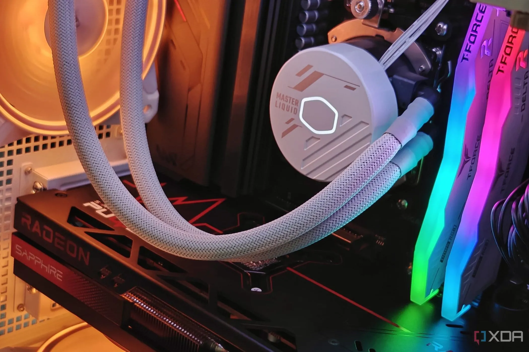 Hình ảnh linh kiện bên trong một chiếc PC gaming có đèn RGB