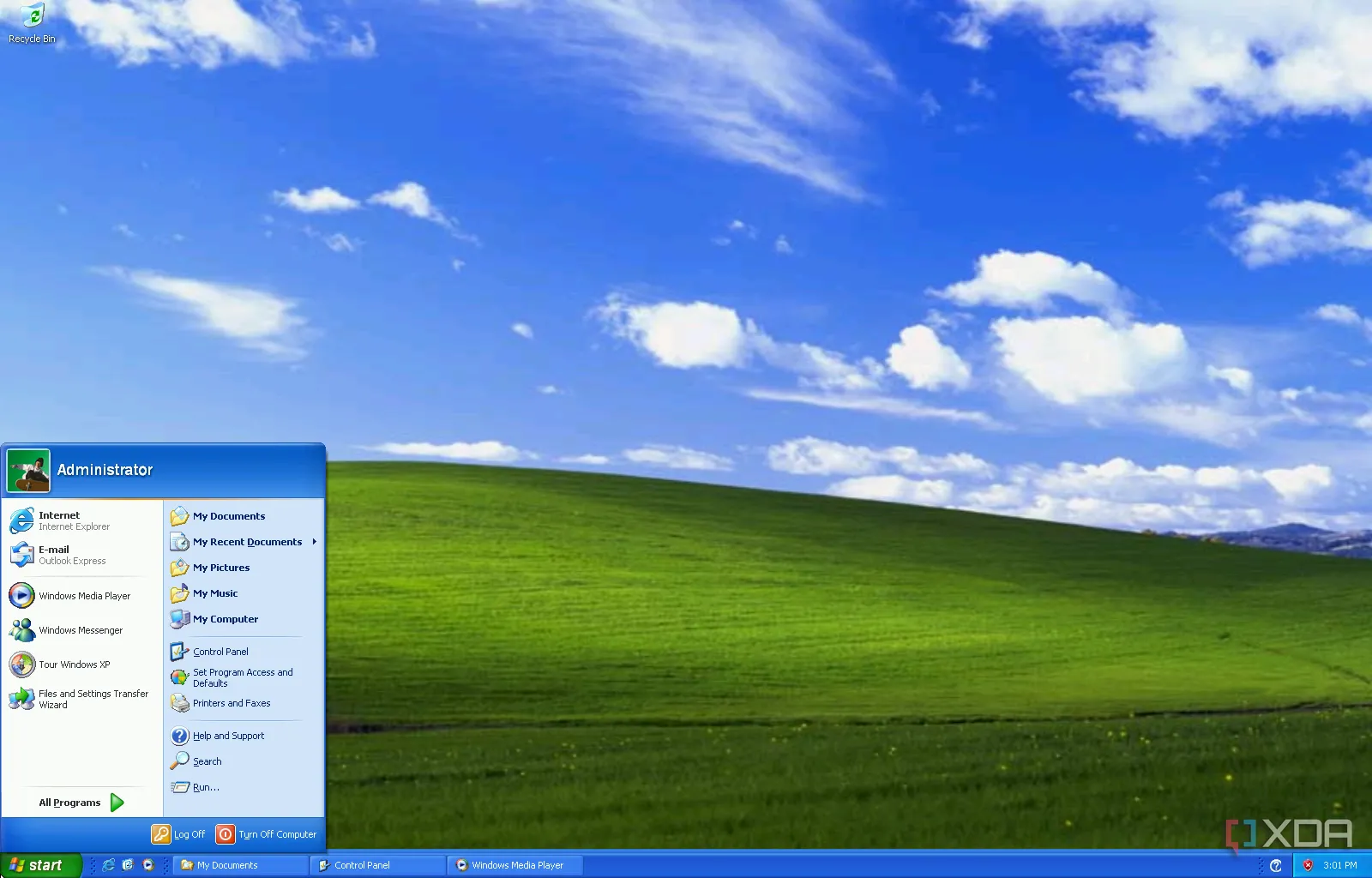 Hình ảnh màn hình máy tính Windows XP với hình nền Bliss quen thuộc