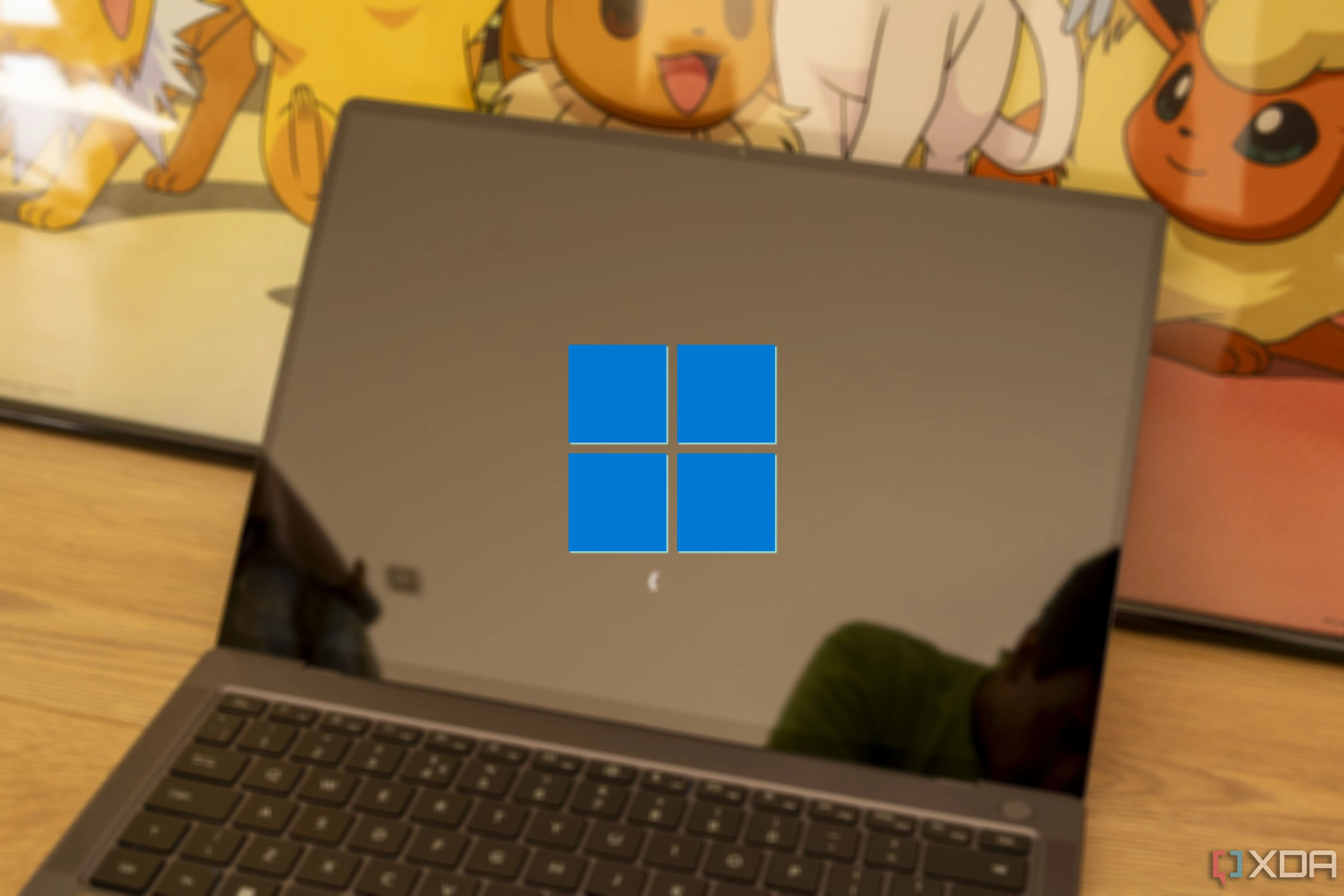 Hình ảnh máy tính xách tay đang khởi động với logo Windows, liên quan đến quy trình khôi phục hệ điều hành khi máy tính không thể khởi động.