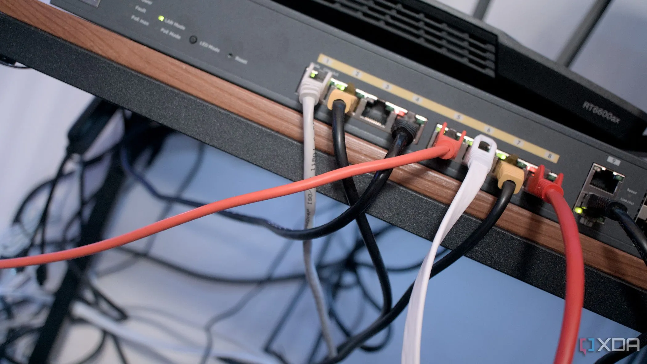 Hình ảnh minh họa mạng dây cáp phức tạp trong home lab, nhấn mạnh sự cần thiết của kiến thức mạng cơ bản