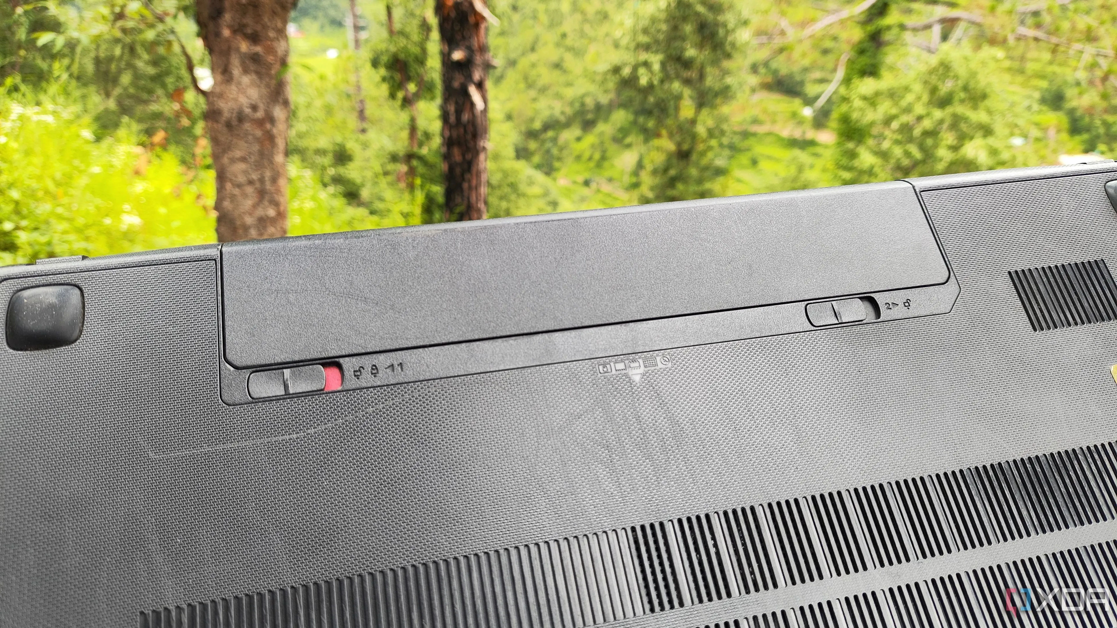 Khe cắm pin trên một chiếc laptop cũ, cho thấy pin có thể tháo rời