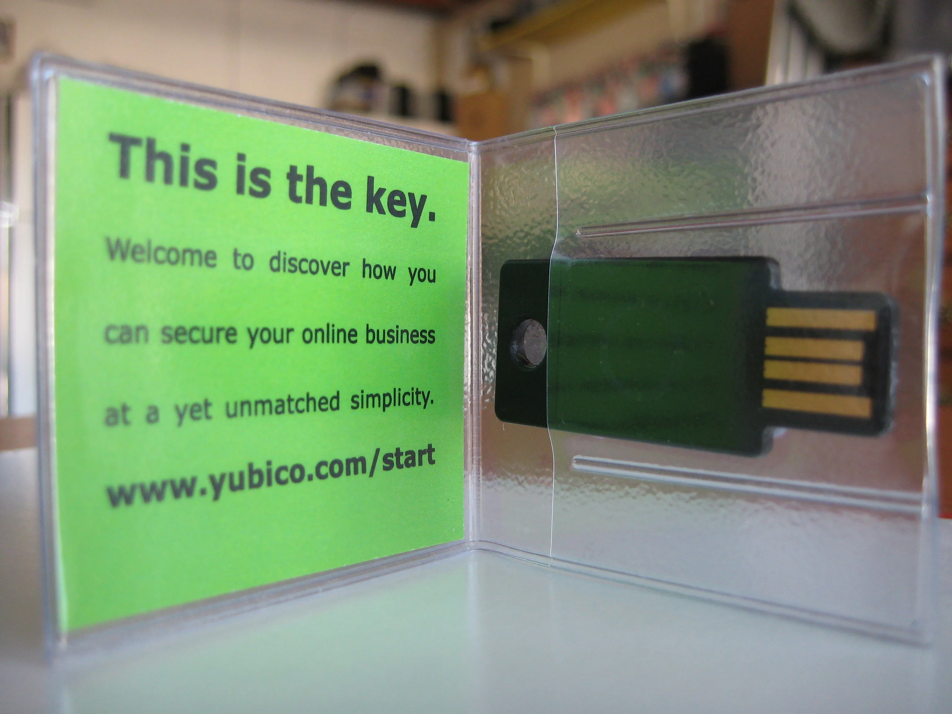 Khóa bảo mật vật lý YubiKey màu đen, một giải pháp xác thực mạnh mẽ