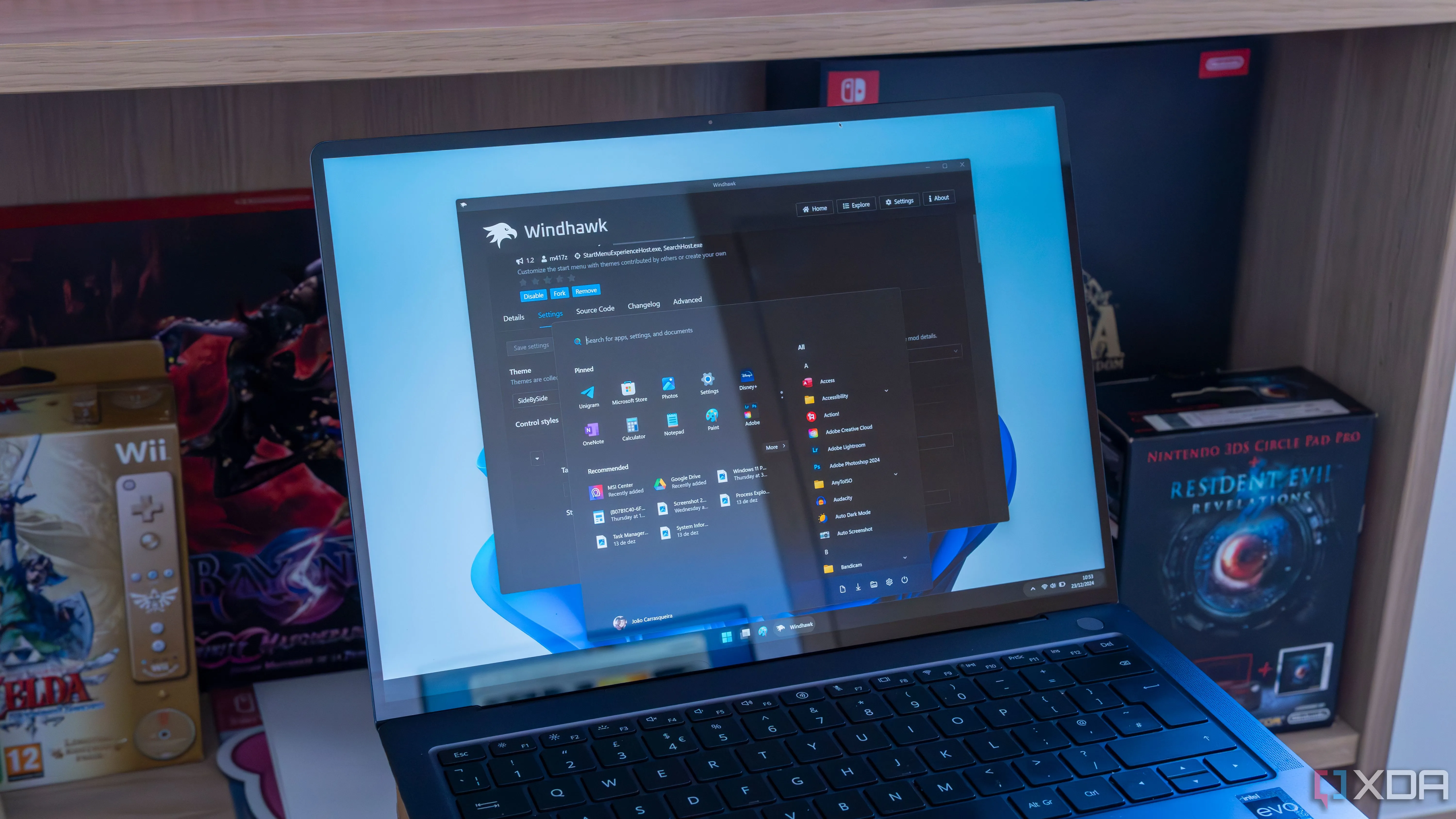 Laptop chạy Windows 11 với Windhawk, thanh tác vụ và Start menu tùy chỉnh