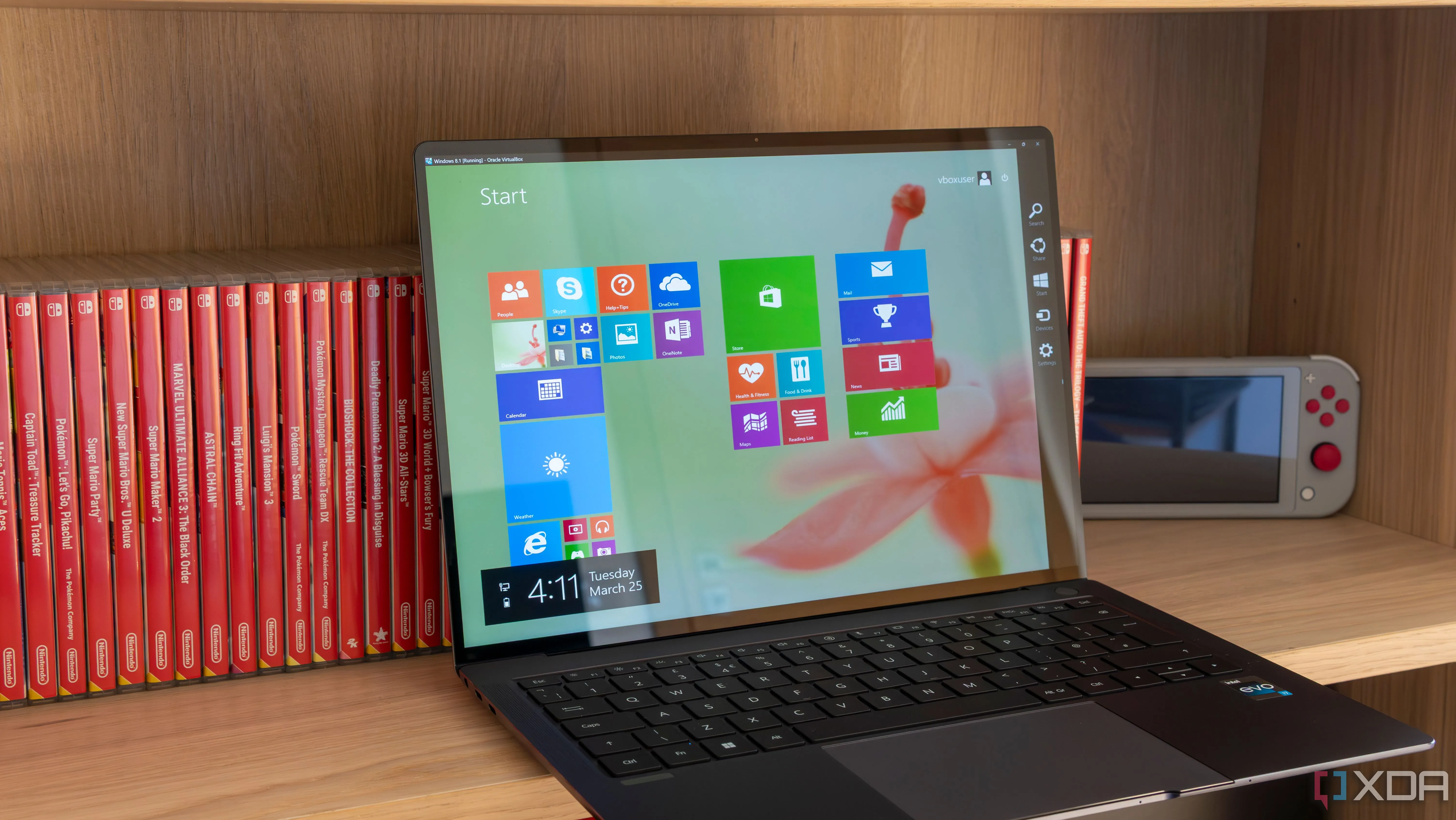Laptop hiển thị giao diện menu Start và thanh Charms của Windows 8, gợi nhớ những tính năng đã bị loại bỏ khỏi Windows