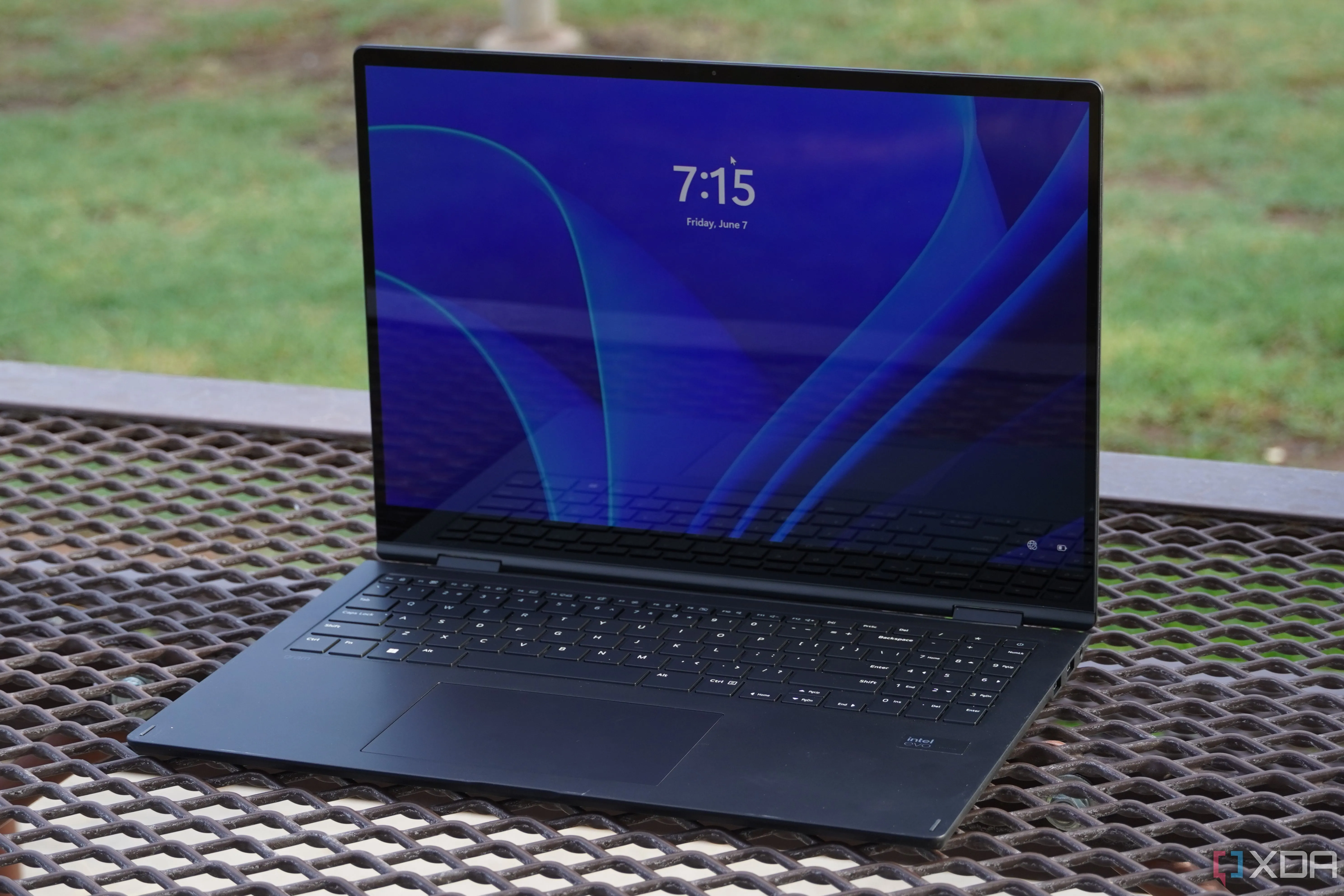 Laptop LG Gram Pro hiển thị màn hình khóa Windows 11