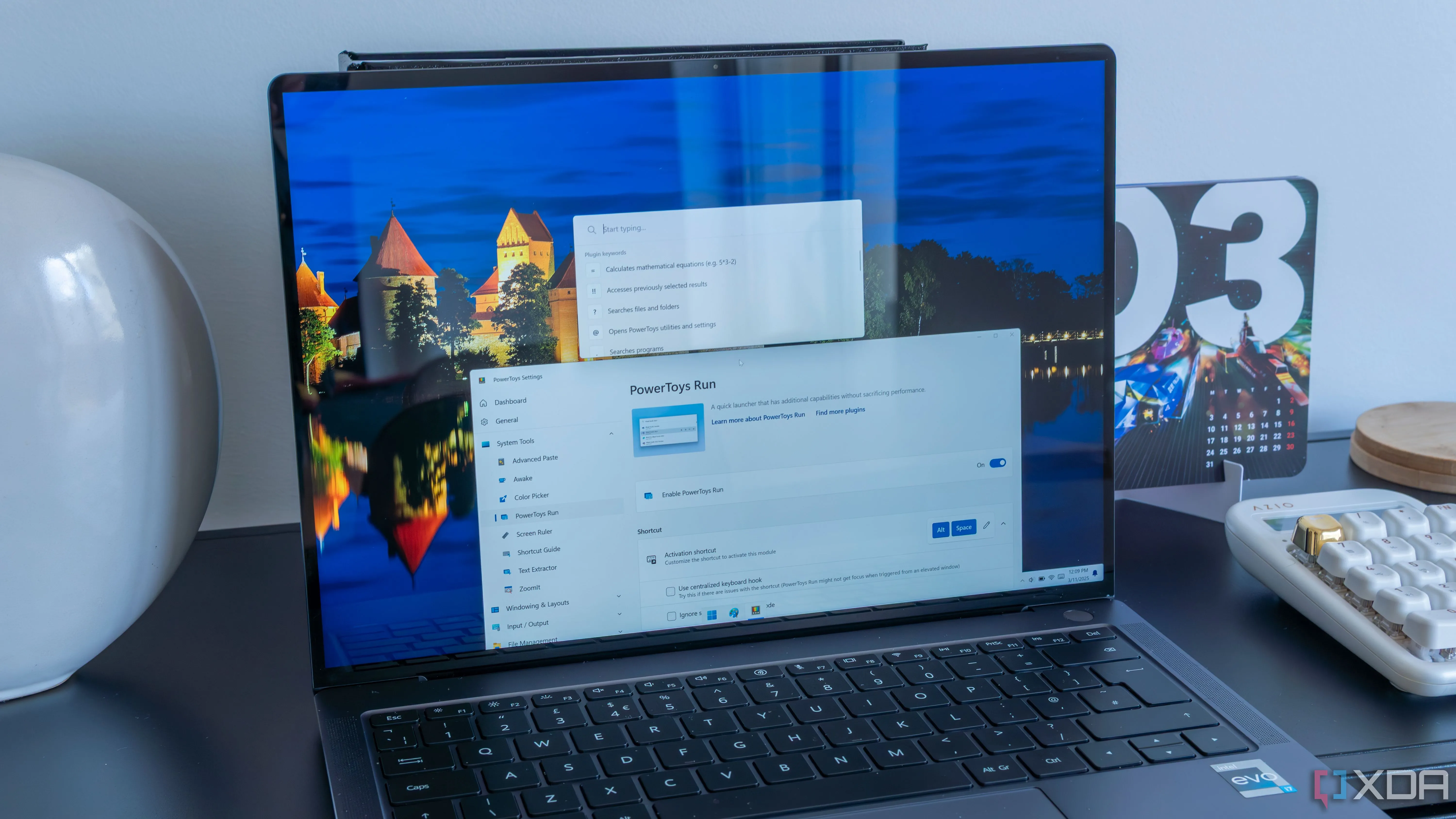 Laptop Windows 11 hiển thị PowerToys Run, một công cụ hữu ích để tăng cường khả năng sắp xếp cửa sổ và tối ưu quy trình làm việc