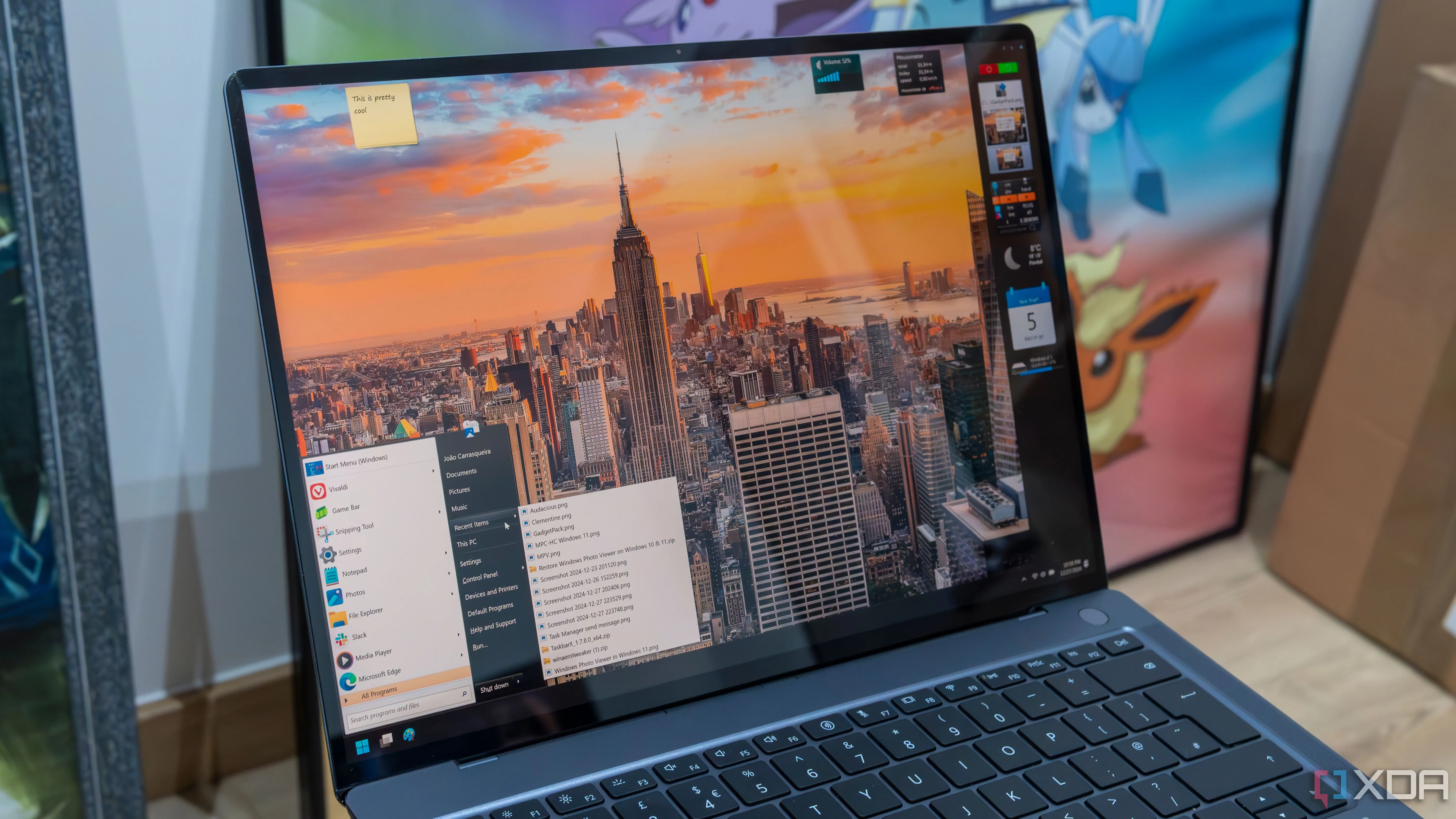 Laptop Windows 11 với giao diện được tùy chỉnh gần giống Windows 10 hoặc Windows 7 mà không dùng phần mềm
