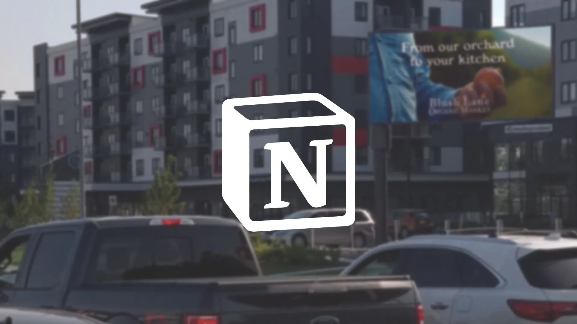 Logo Notion trên bảng quảng cáo giữa không gian đô thị, thể hiện sự phổ biến của hệ sinh thái Notion