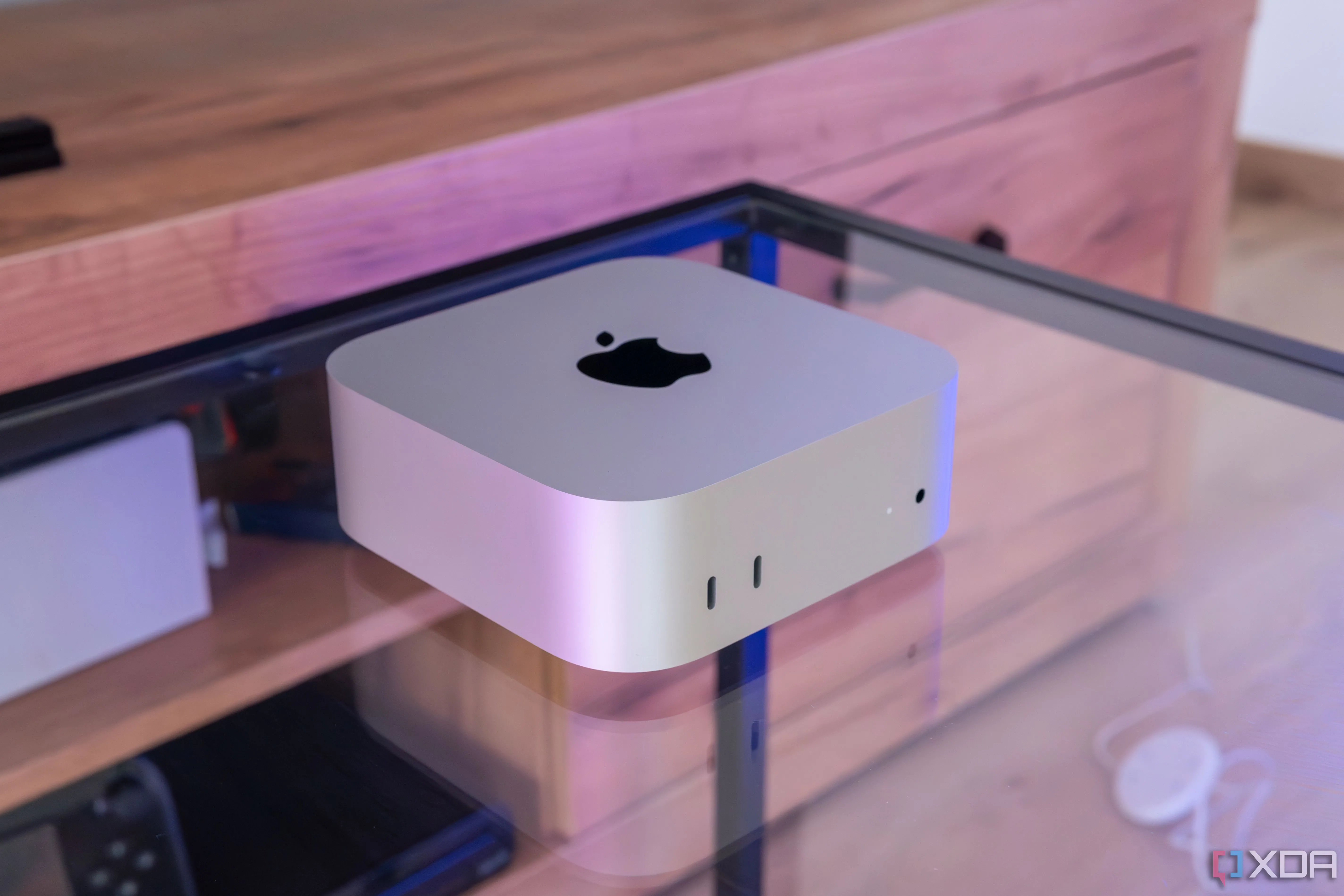 Mac mini M4 trên bàn kính, thể hiện thiết kế tinh tế của máy tính Apple