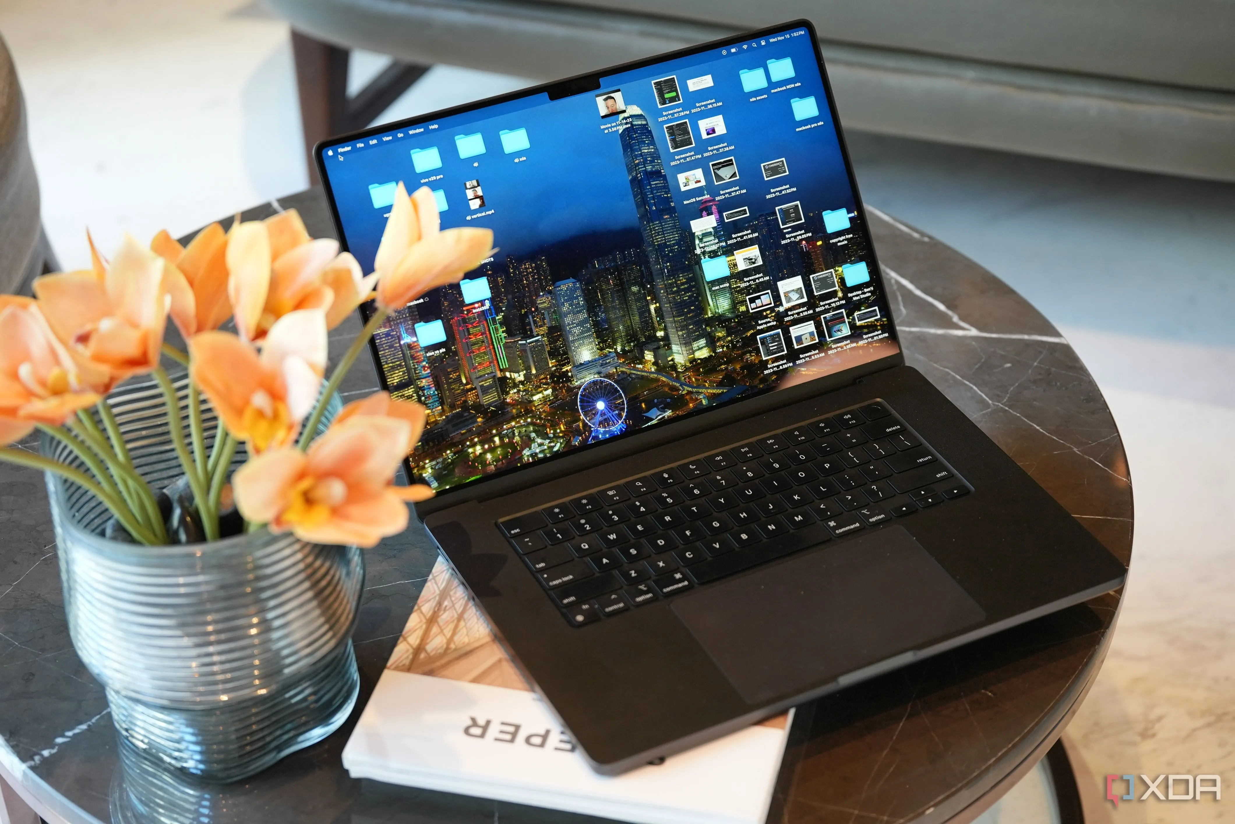 MacBook Pro M3 Max mở nắp, cho thấy giao diện người dùng macOS và thanh menu đặc trưng