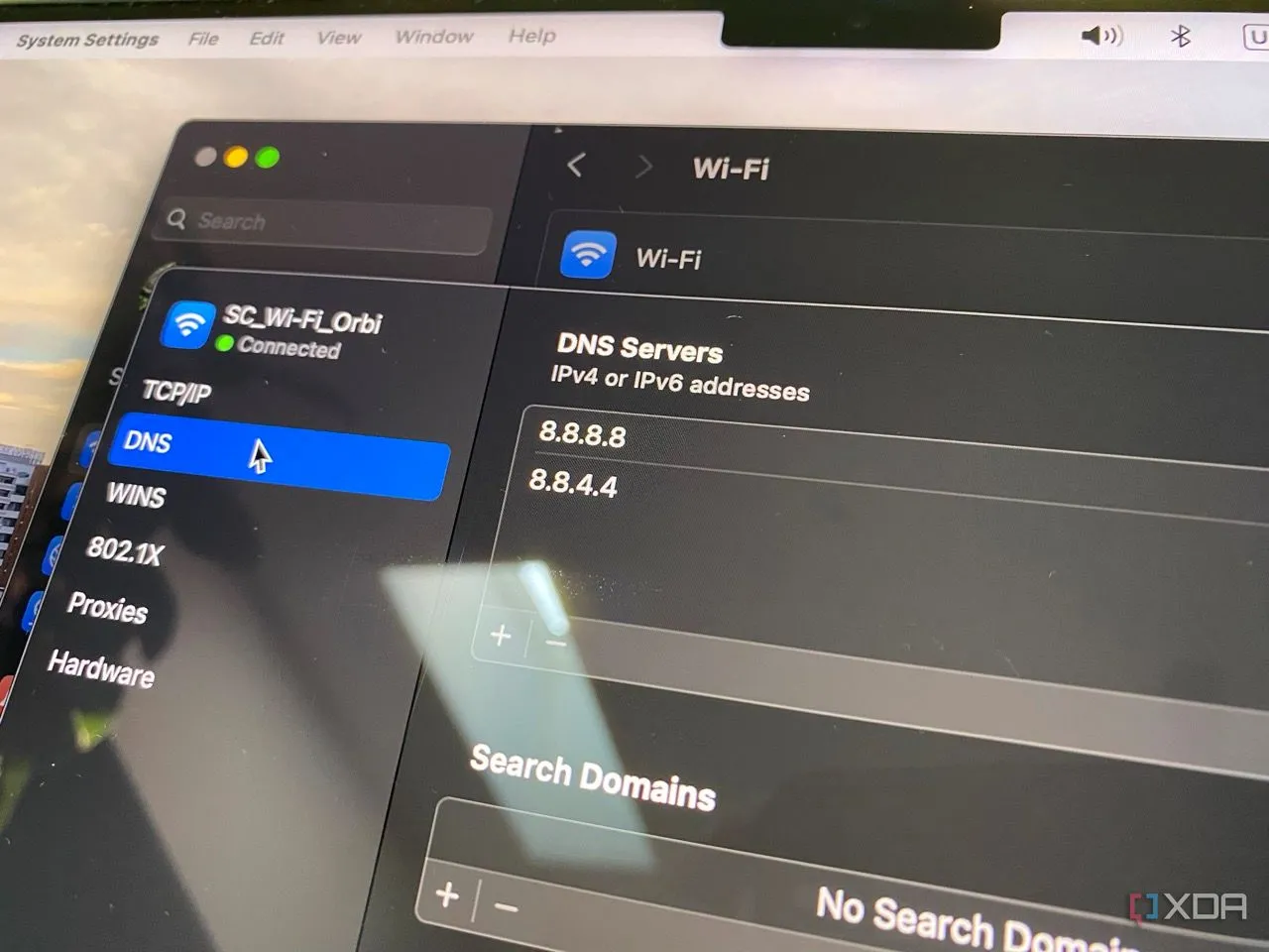 Màn hình cài đặt DNS tùy chỉnh trên macOS với địa chỉ Google Public DNS được nhập, hướng dẫn thiết lập DNS riêng tư.