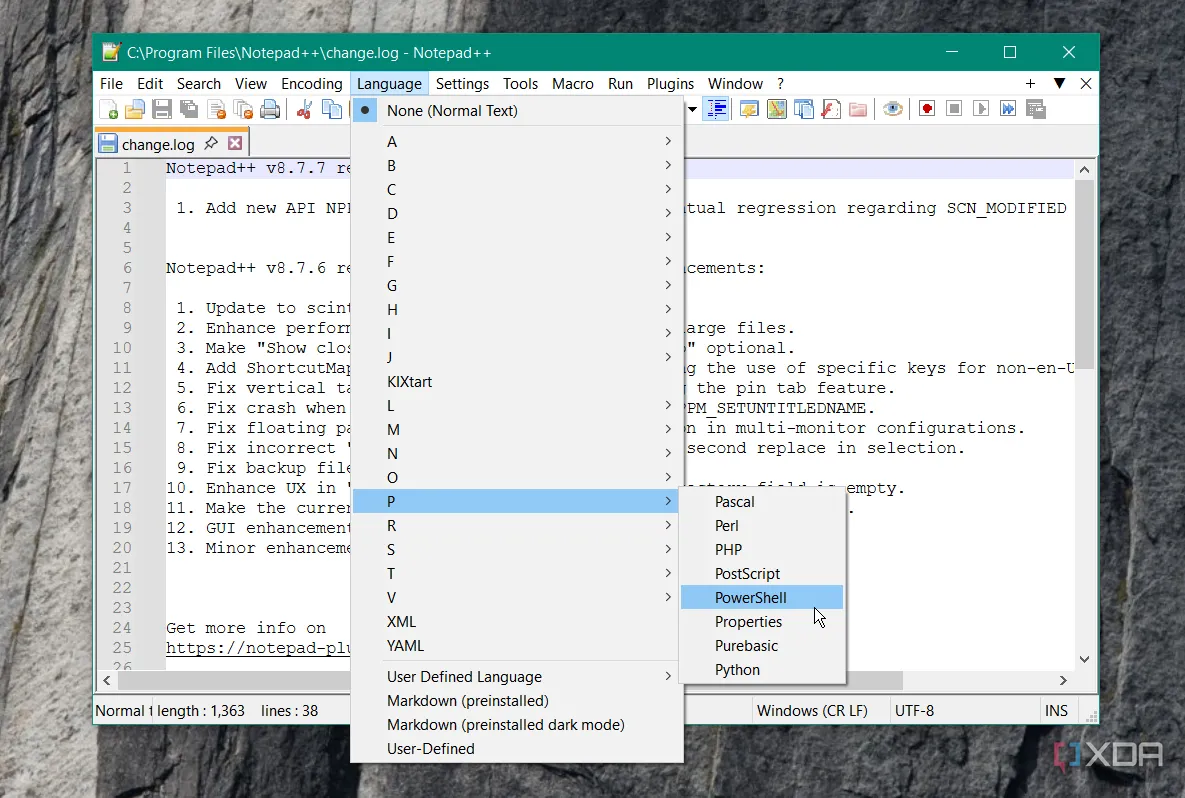 Màn hình hiển thị Notepad++ đang chạy trên Windows với tùy chọn ngôn ngữ lập trình