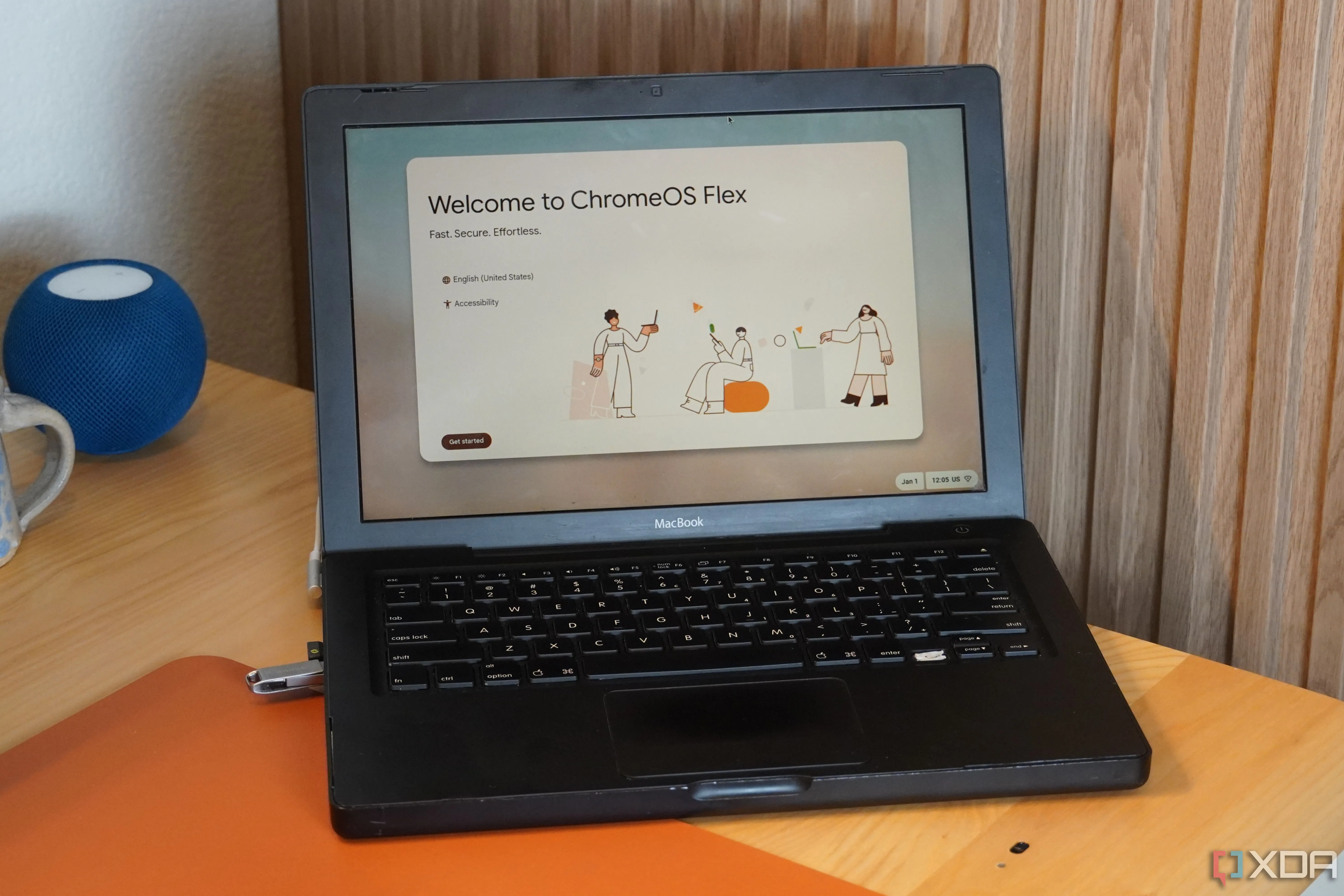 Màn hình khởi động Chrome OS Flex trên một chiếc MacBook, minh họa giao diện nhẹ của hệ điều hành