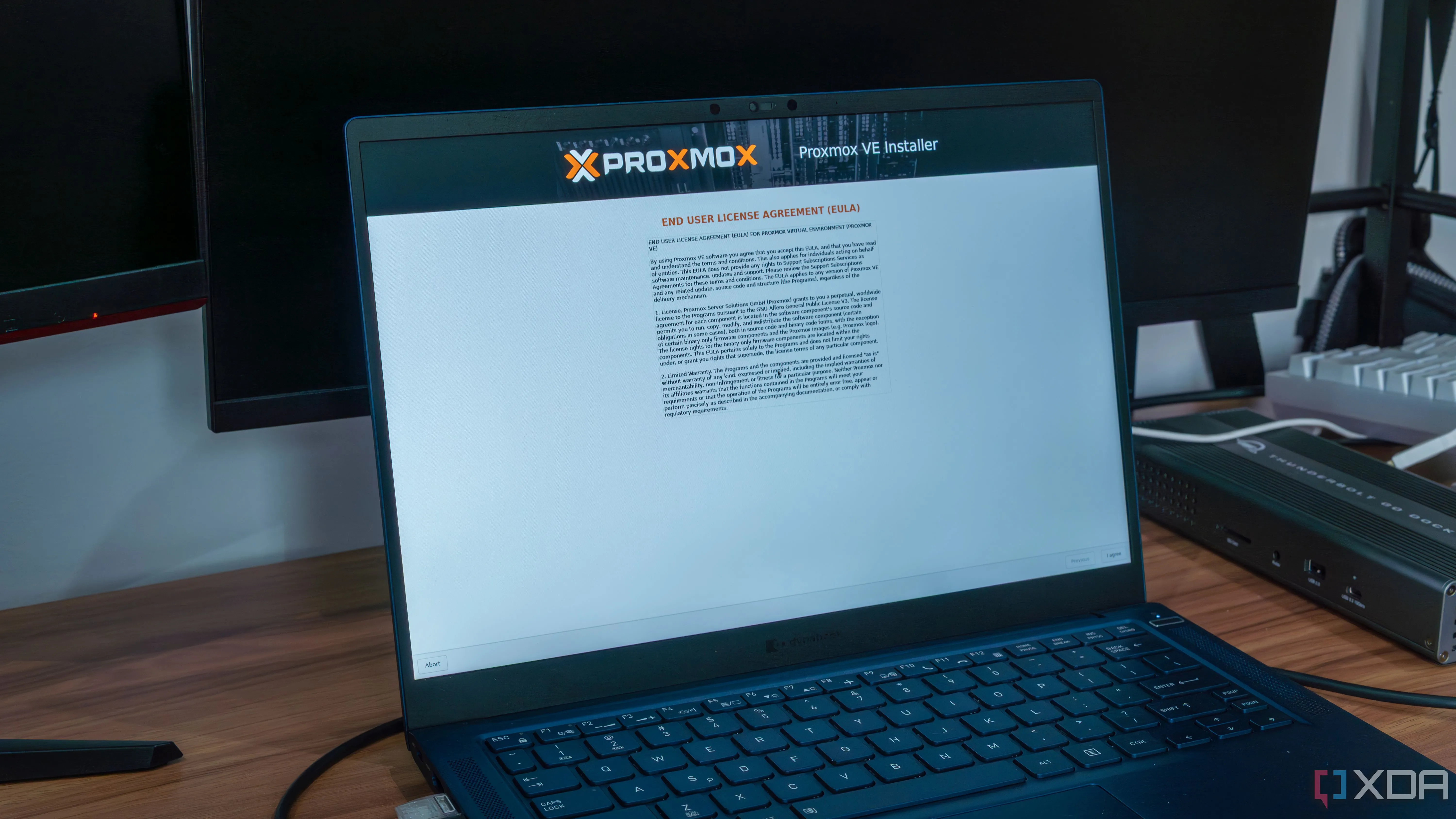 Màn hình laptop hiển thị giao diện thiết lập Proxmox, biểu tượng cho việc khám phá và mở rộng Home Lab