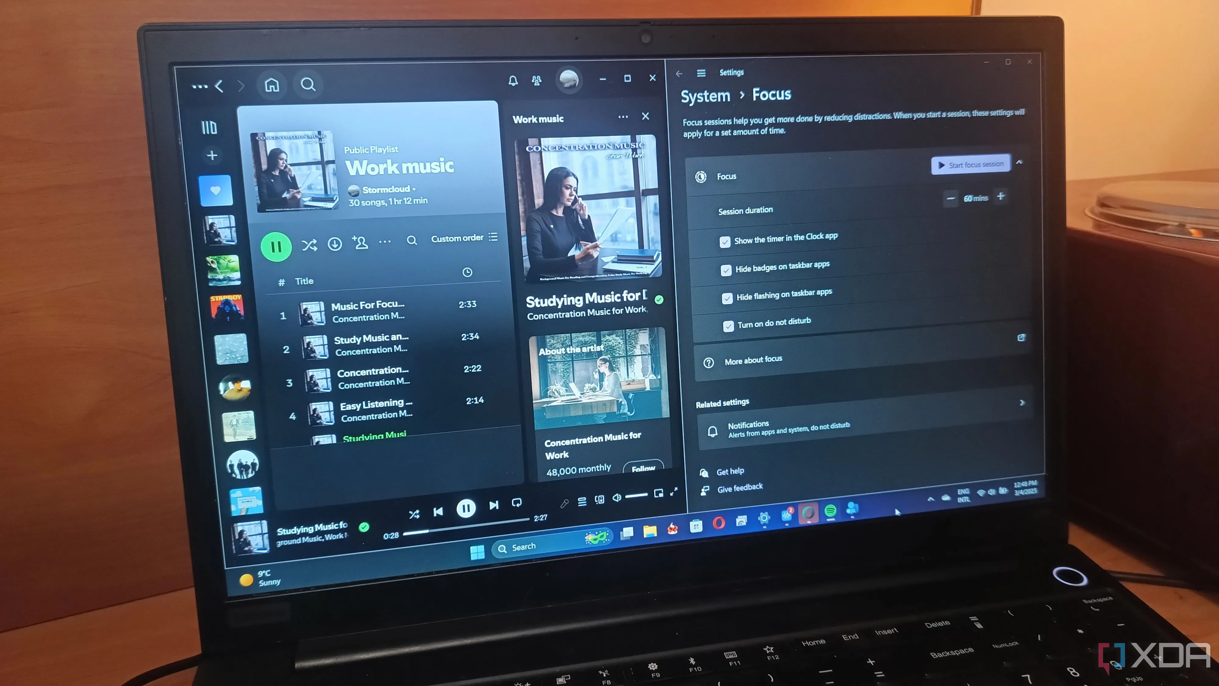 Màn hình laptop hiển thị Spotify và tính năng Focus của Windows 11 đặt cạnh nhau, hỗ trợ phiên làm việc tập trung