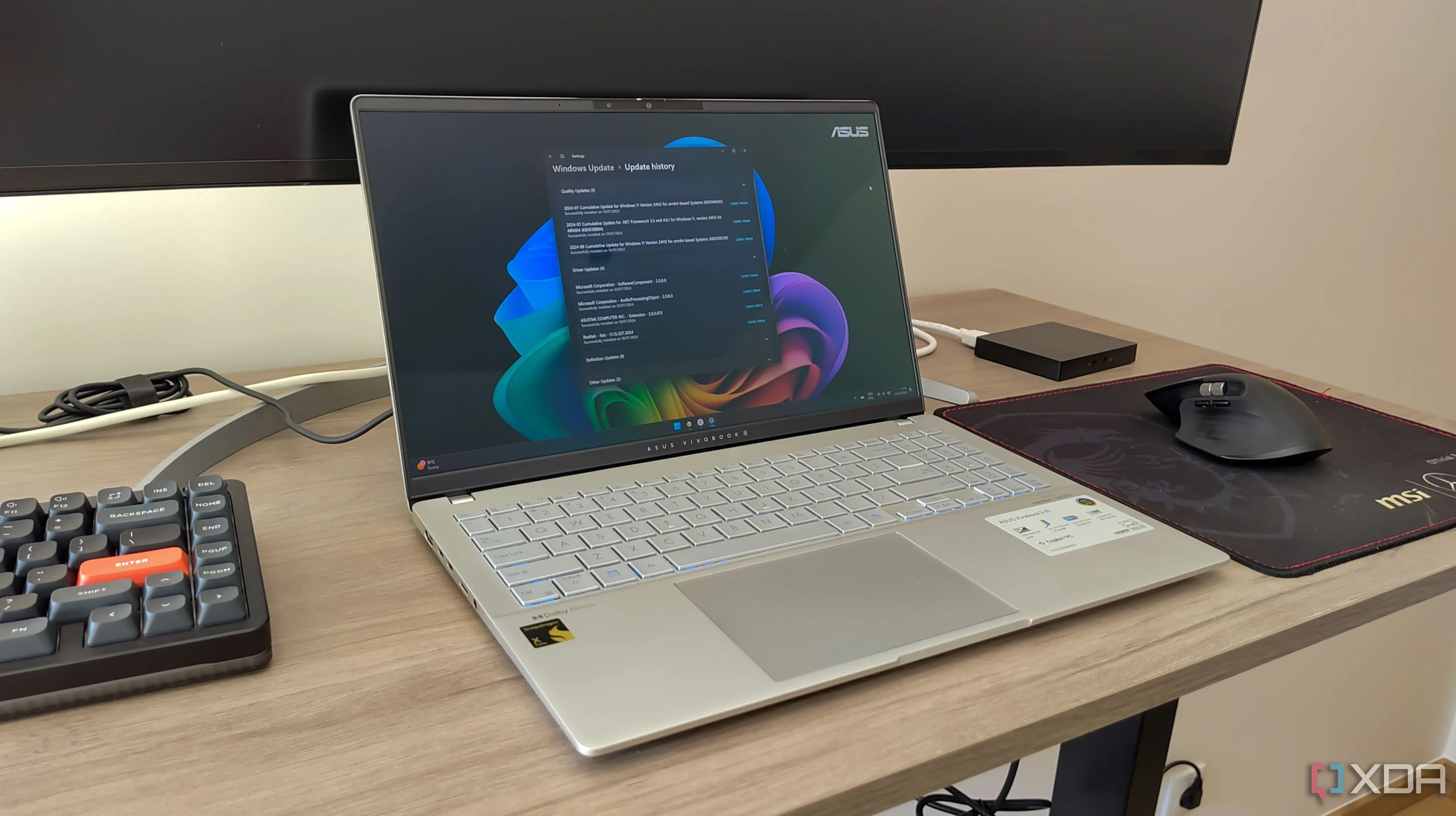 Màn hình laptop Windows 11 hiển thị lịch sử cập nhật trong ứng dụng Cài đặt
