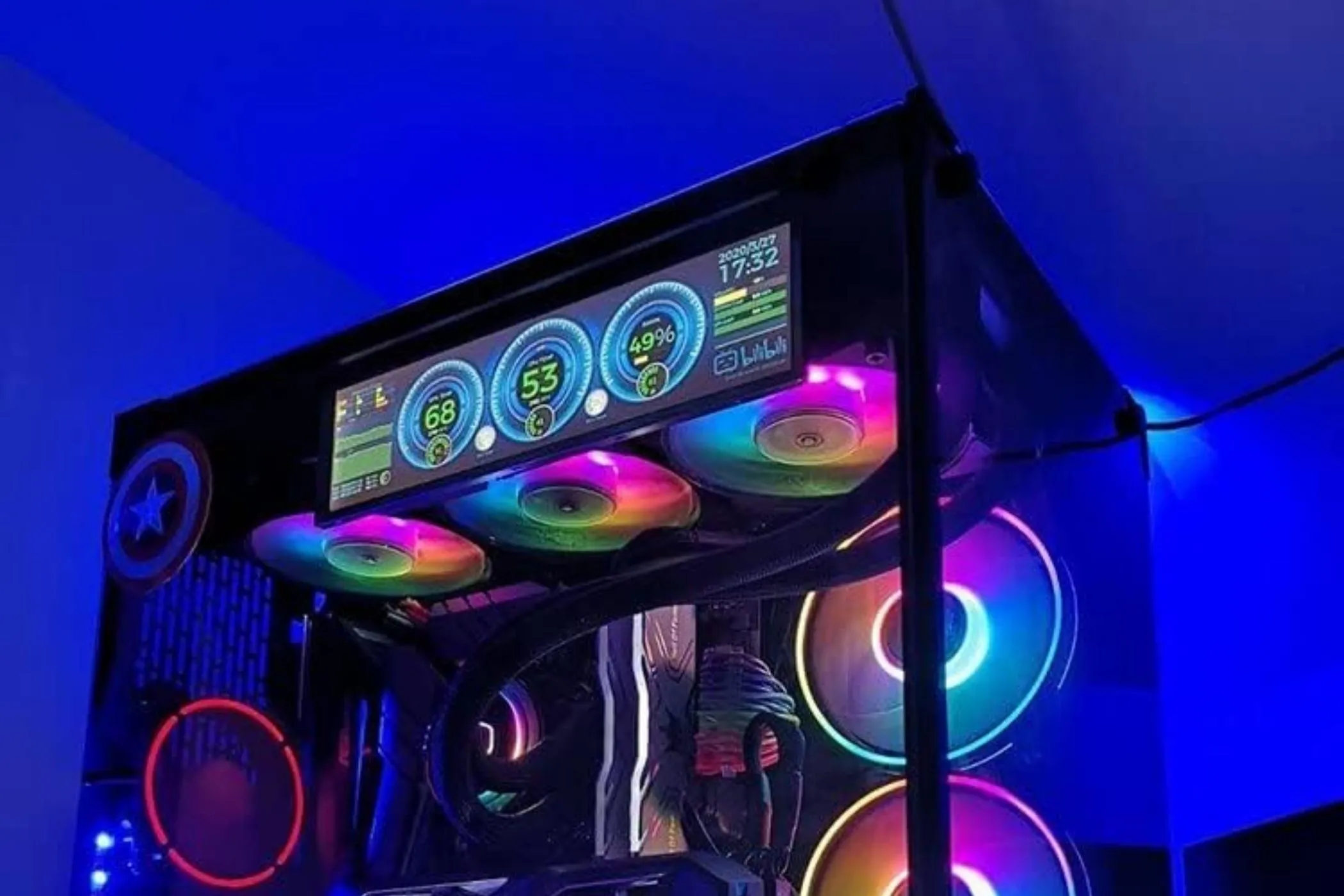 Màn hình LCD nhỏ gắn trong vỏ case máy tính hiển thị thông tin hệ thống hoặc hình ảnh động