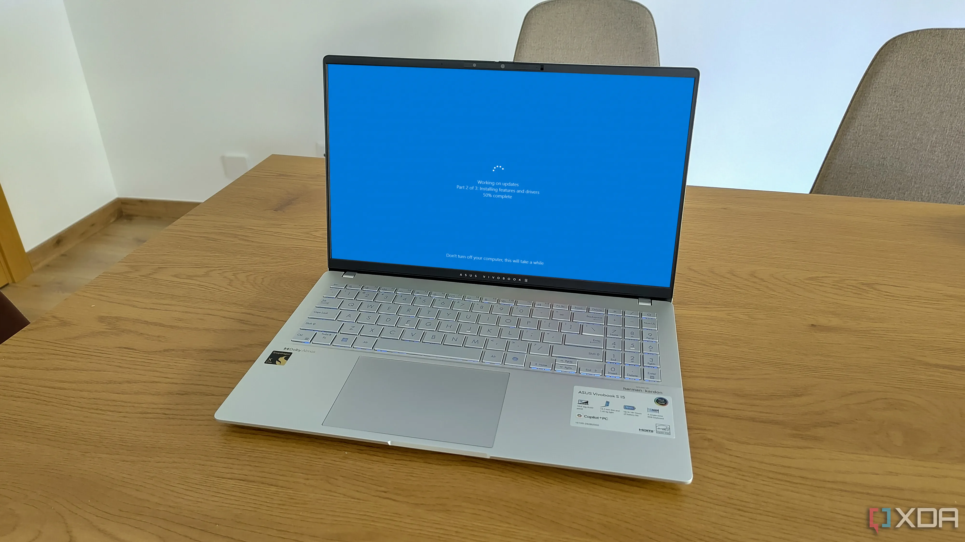 Màn hình máy tính xách tay hiển thị thông báo Windows đang khởi động lại để cài đặt bản cập nhật, tượng trưng cho các lần khởi động lại ngẫu nhiên trên bản dựng Insider.